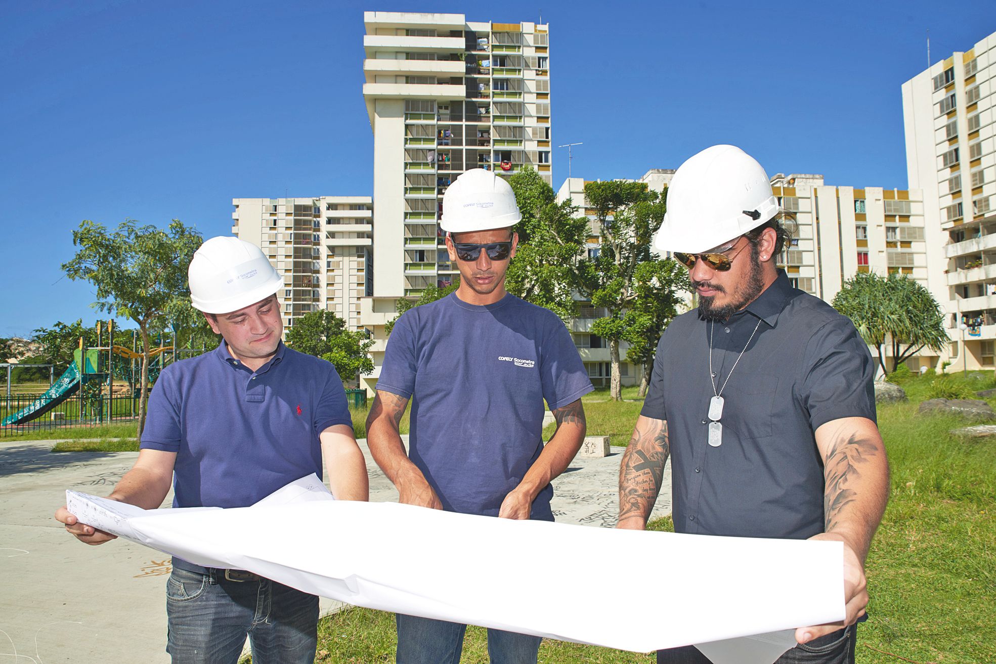 À droite, Loric Bouyer, chargé des travaux à la Sic, avec l'entreprise prestataire, étudie les plans.