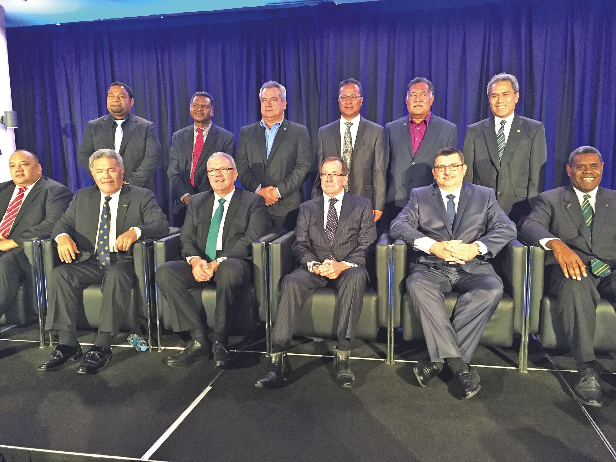 La conférence « Pacific Energy 2016 » s'est clôturée par la traditionnelle photo de famille. Le ministre néo-zélandais Murray McCully (assis, au centre) est entouré du commissaire européen Neven Mimica et du président Philippe Germain.