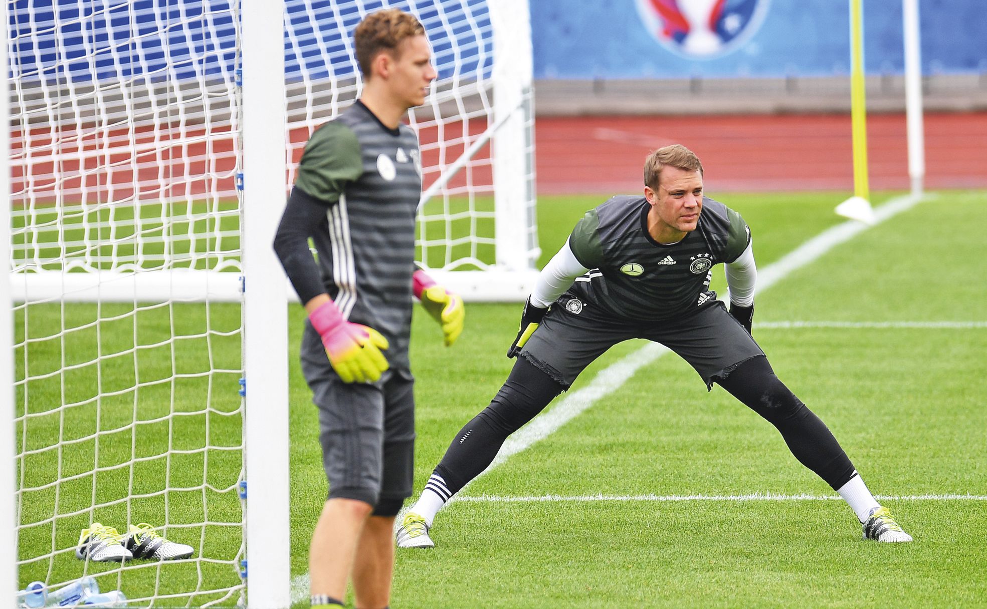 Evian-les-Bains, le 8 juin. Manuel Neuer (à droite), ici lors d'un des derniers entraînements de la sélection allemande.