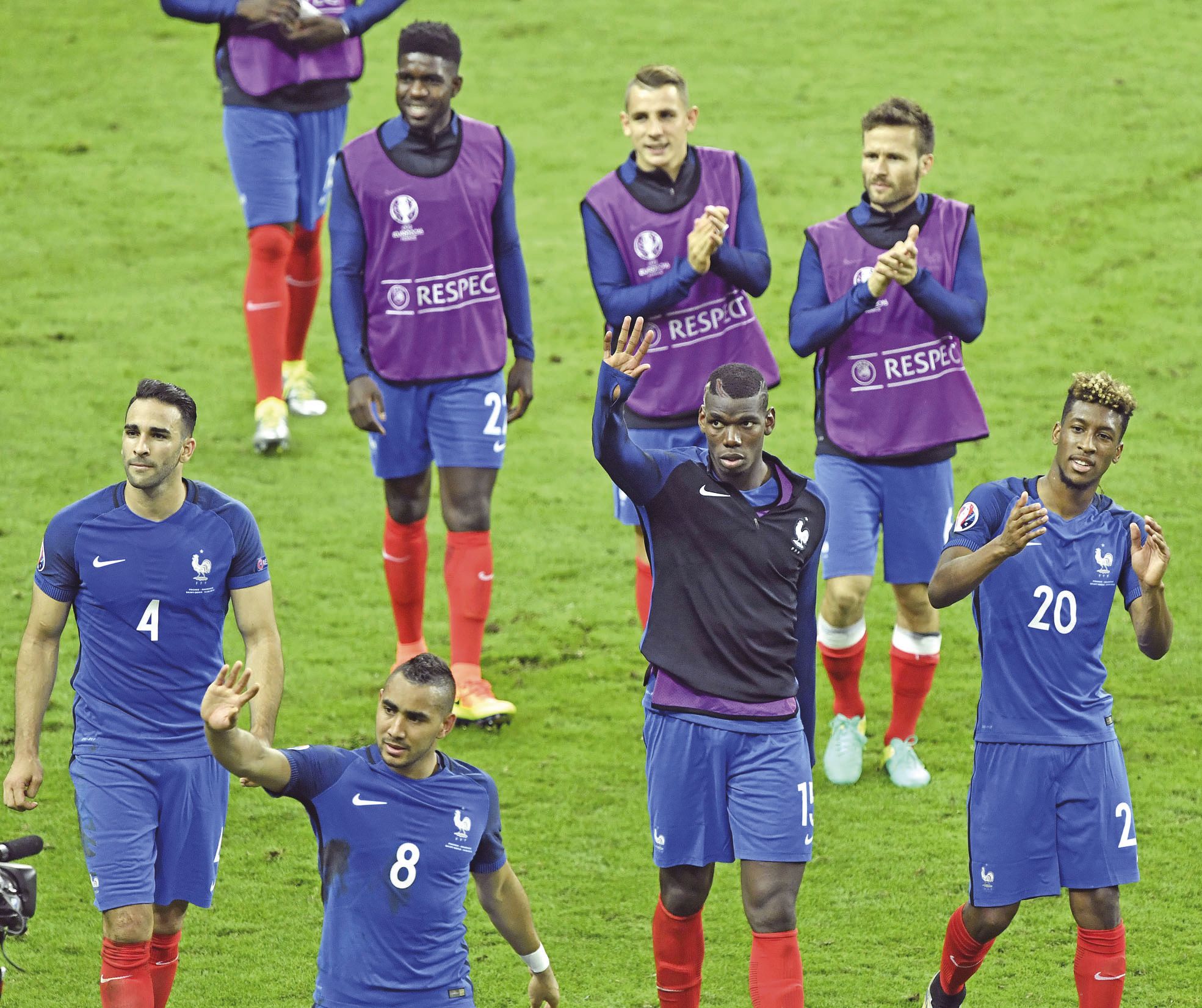 Saint-Denis, samedi 11 juin. Vainqueurs poussifs de la Roumanie (1-0), les Bleus vont devoir marquer les espritset conforter leur première place du groupe A. Décevant, Paul Pogba (en pull noir) pourrait être écarté au profit de Sissoko.