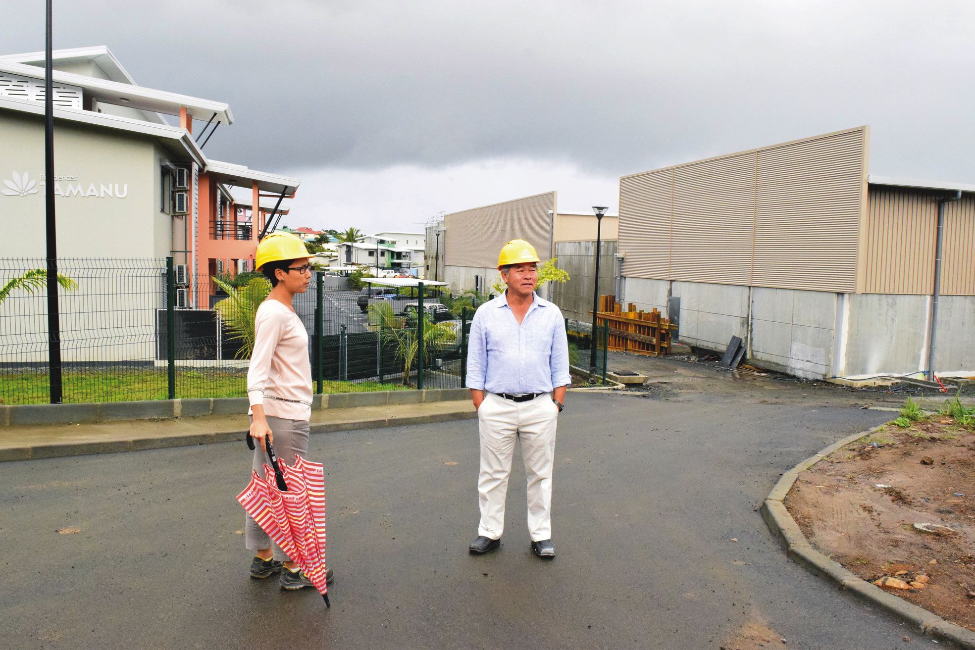 Dumbéa, le jeudi 16 juin. Noémie Chene, responsable du pôle immobilier, et Albert Aline, président du groupe Aline, sur le chantier du quartier Centr'Auteuil. La résidence Tamanu fait face à la galerie.