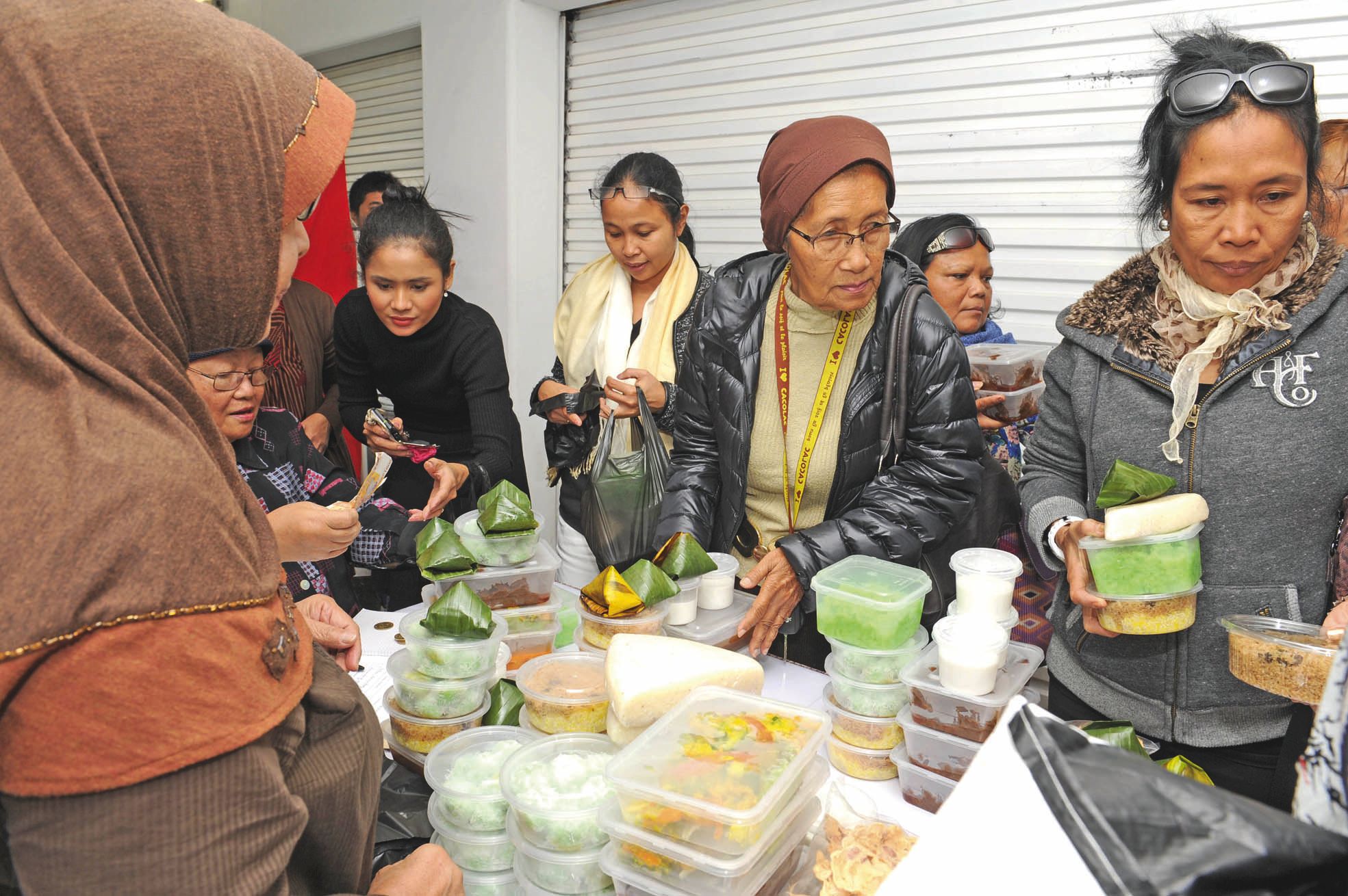 Consulat d'Indonésie, jeudi 16 juin. Les plats typiques confectionnés par les femmes de l'association Dharma Wanita  pour le ramadan sont partis comme des petits pains. Elles réitéreront cette vente caritative encore deux jeudis.