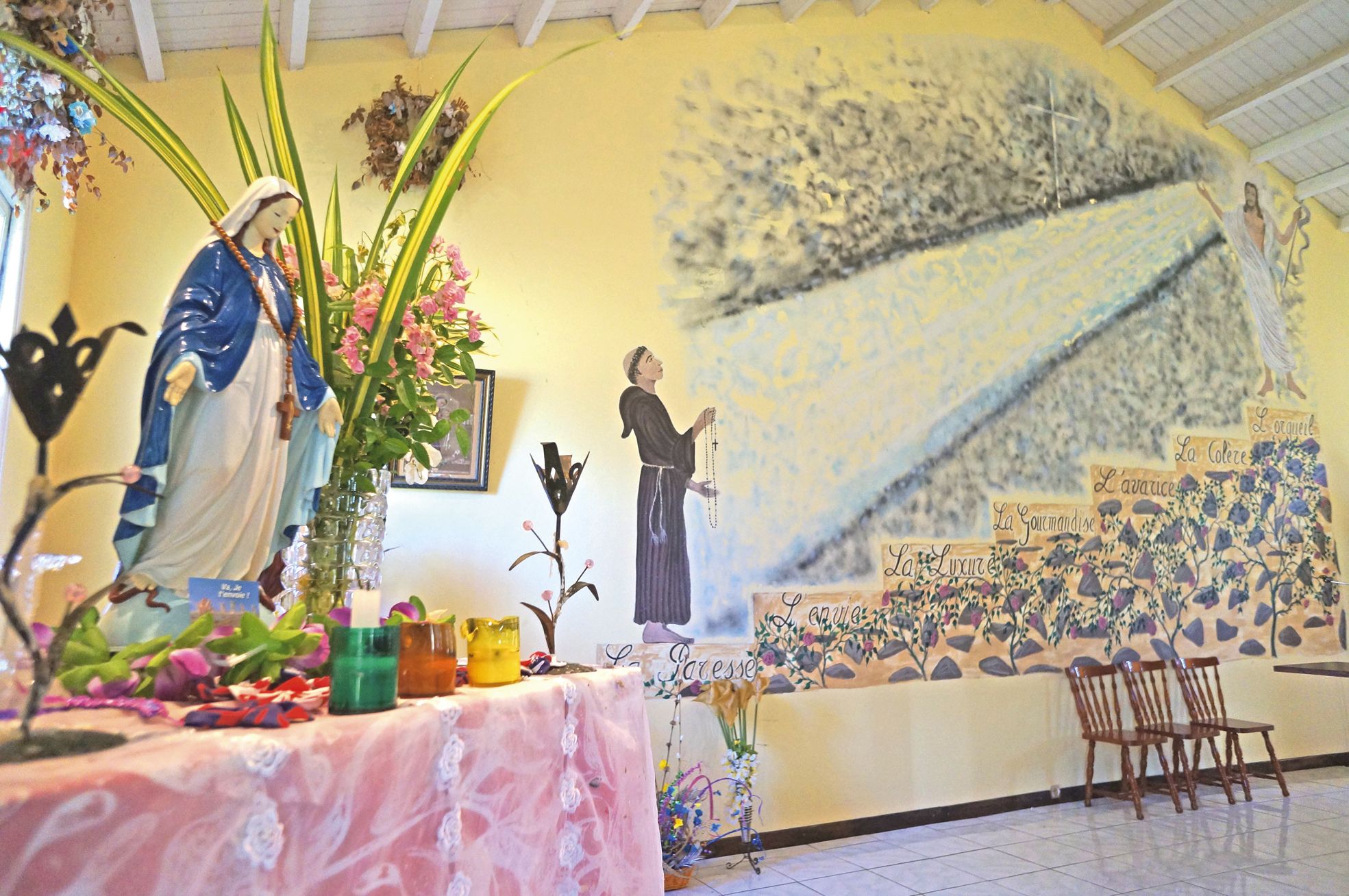 La chapelle de N'Dé a été inaugurée en 1992. A l'intérieur,  une fresque représente saint Antoine de Padoue, le saint prié  pour retrouver les objets perdus.