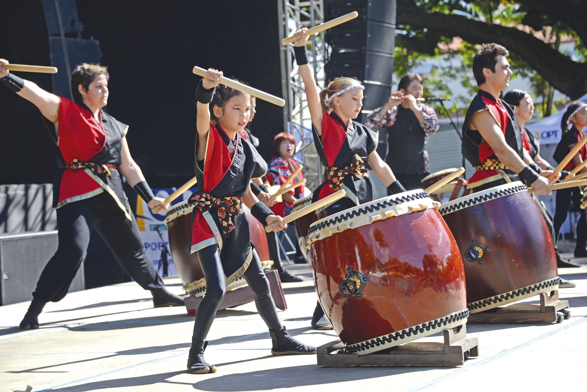 Les nombreux visiteurs en ont pris plein les yeux et… les oreilles. Ici, un groupe avec des Taiko, des tambours japonais.