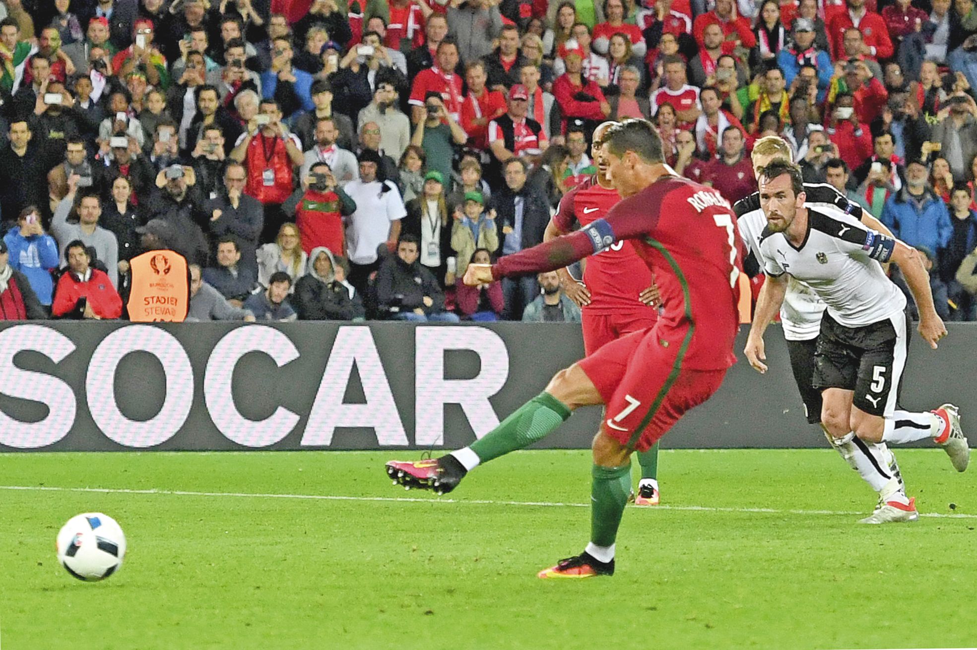 Paris, dimanche 19 juin. Cristiano Ronaldo aurait pu sauver son équipe grâce à un penalty obtenu à la 79e minute. Mais après avoir inscrit le dernier tir au but de la finale de Ligue des champions avec le Real, il a cette fois tiré sur le poteau.