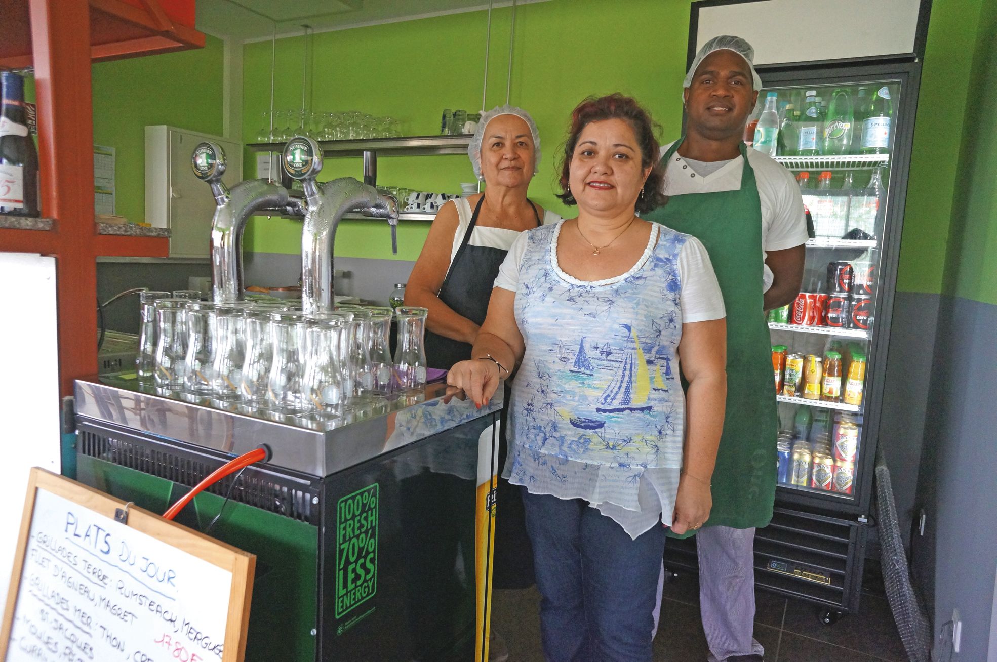 Lundi 20 juin. Une partie de l'équipe du C'Good, Jeanne-Marie, la gérante, Clorinda, la serveuse, et Georges, le cuisinier (de gauche à droite). Ils peuvent accueilli,r le midi et les soirs de week-end, jusqu'à 60 couverts depuis février.