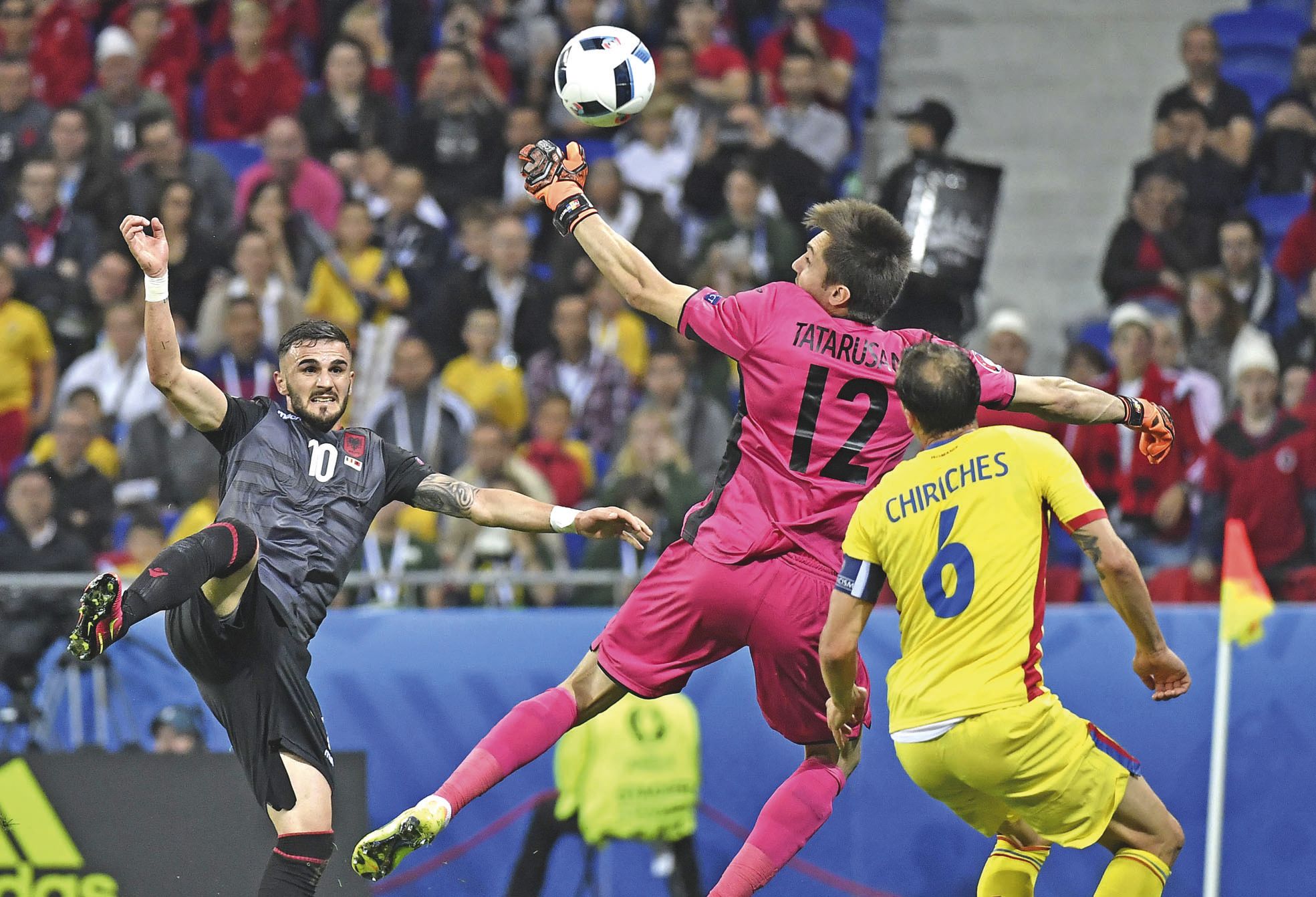 Lyon, lundi 20 juin. Armando Sadiku (en maillot noir) a été le héros du match en inscrivant ici le but albanais à la 43e minute.