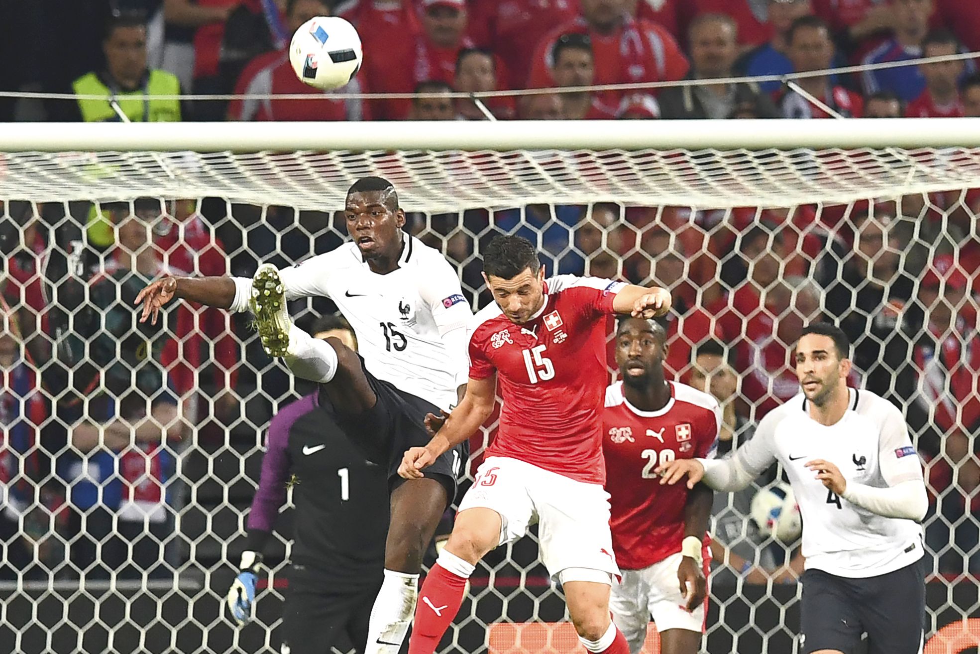 Lille, lundi 20 juin. Face à une formation suisse très limitée, Paul Pogba (en blanc), actif au milieu et en attaque, a été l'un des meilleurs joueurs français sur la pelouse. Mais la prestation globale de son équipe manque encore de saveur.