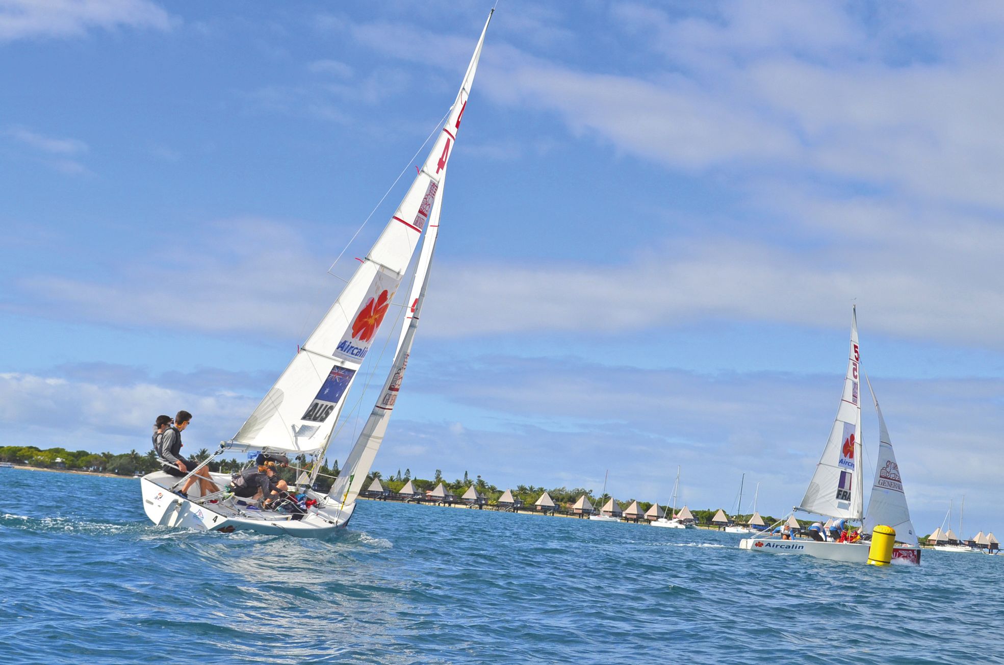 Nouméa, samedi 18 juin. Au large de l'îlot Maître, dans un lagon calme, avec peu de vagues et de vent à ce moment-là, un des deux équipages australiens (à gauche) a réussi à rattraper, puis devancer les Calédoniens lors d'une demi-finale serrée.