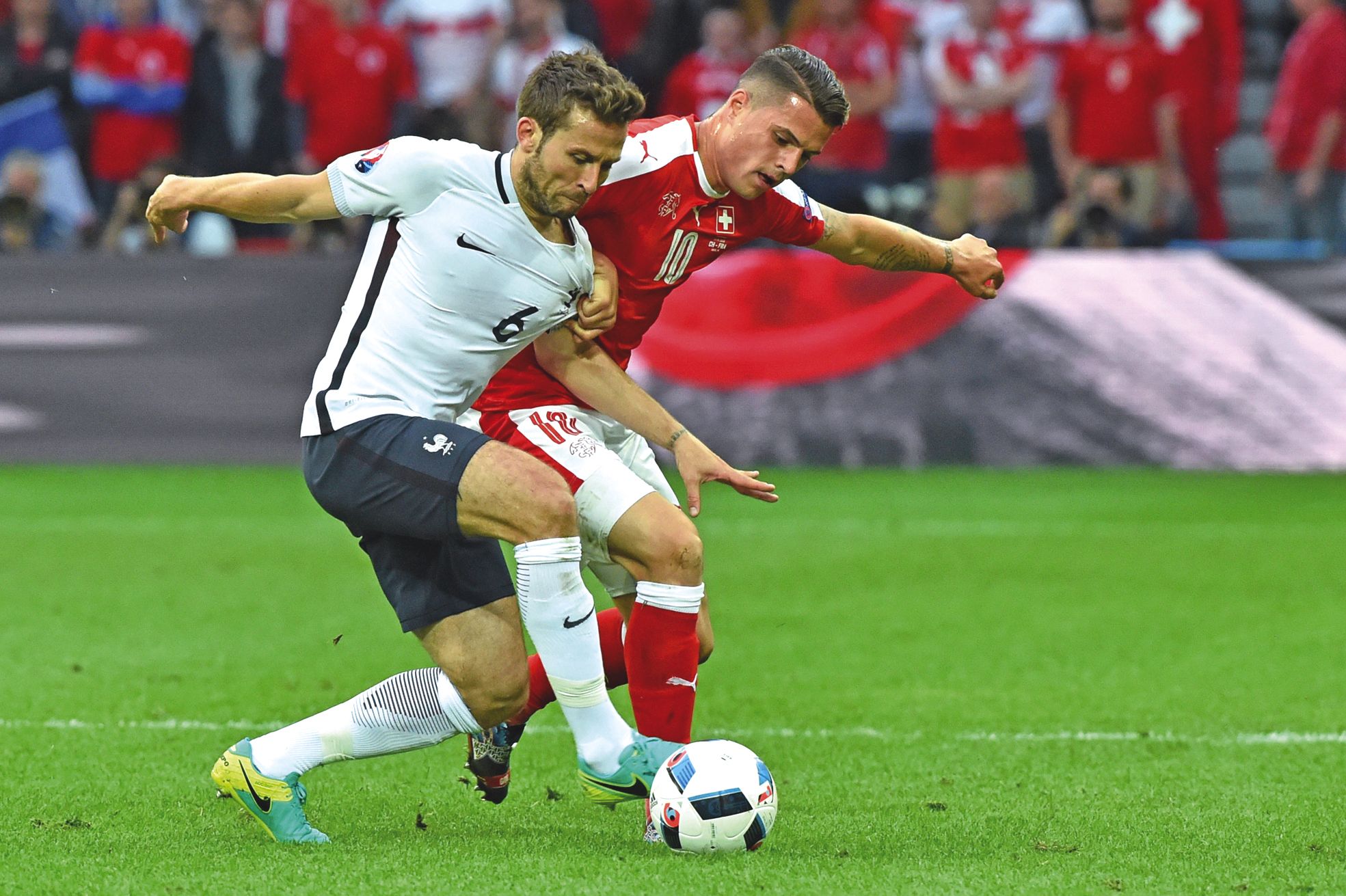 Lille, lundi 20 juin. Le milieu de terrain Yohan Cabaye (en blanc) a été l'un des meilleurs joueurs français face à la Suisse.