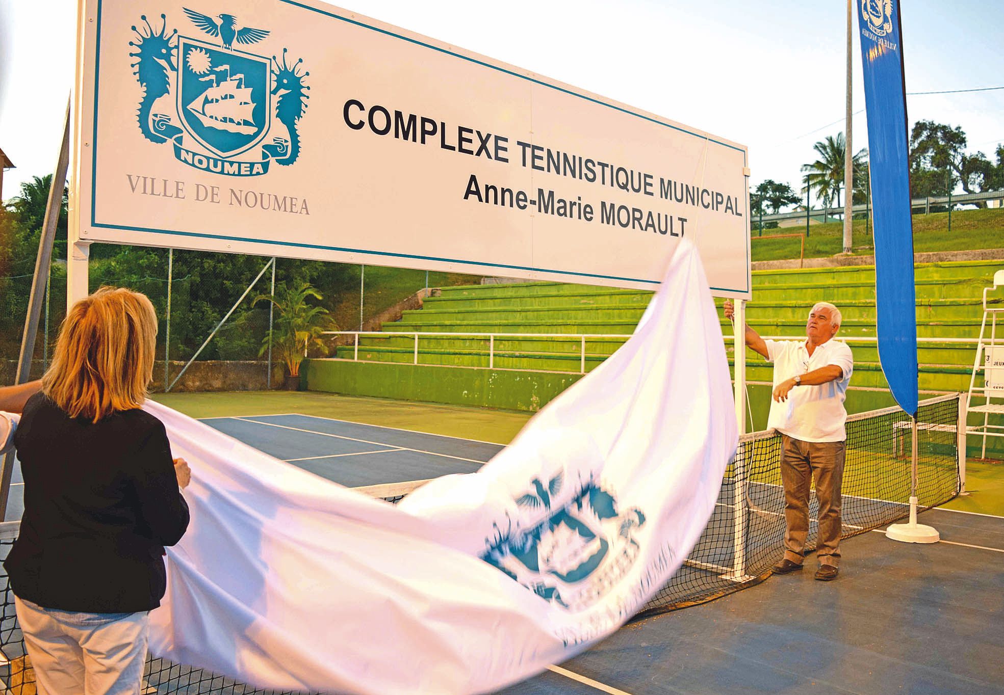 Sonia Lagarde et Yves Morault ont découvert la nouvelle plaque du complexe au nom d'Anne-Marie Morault.