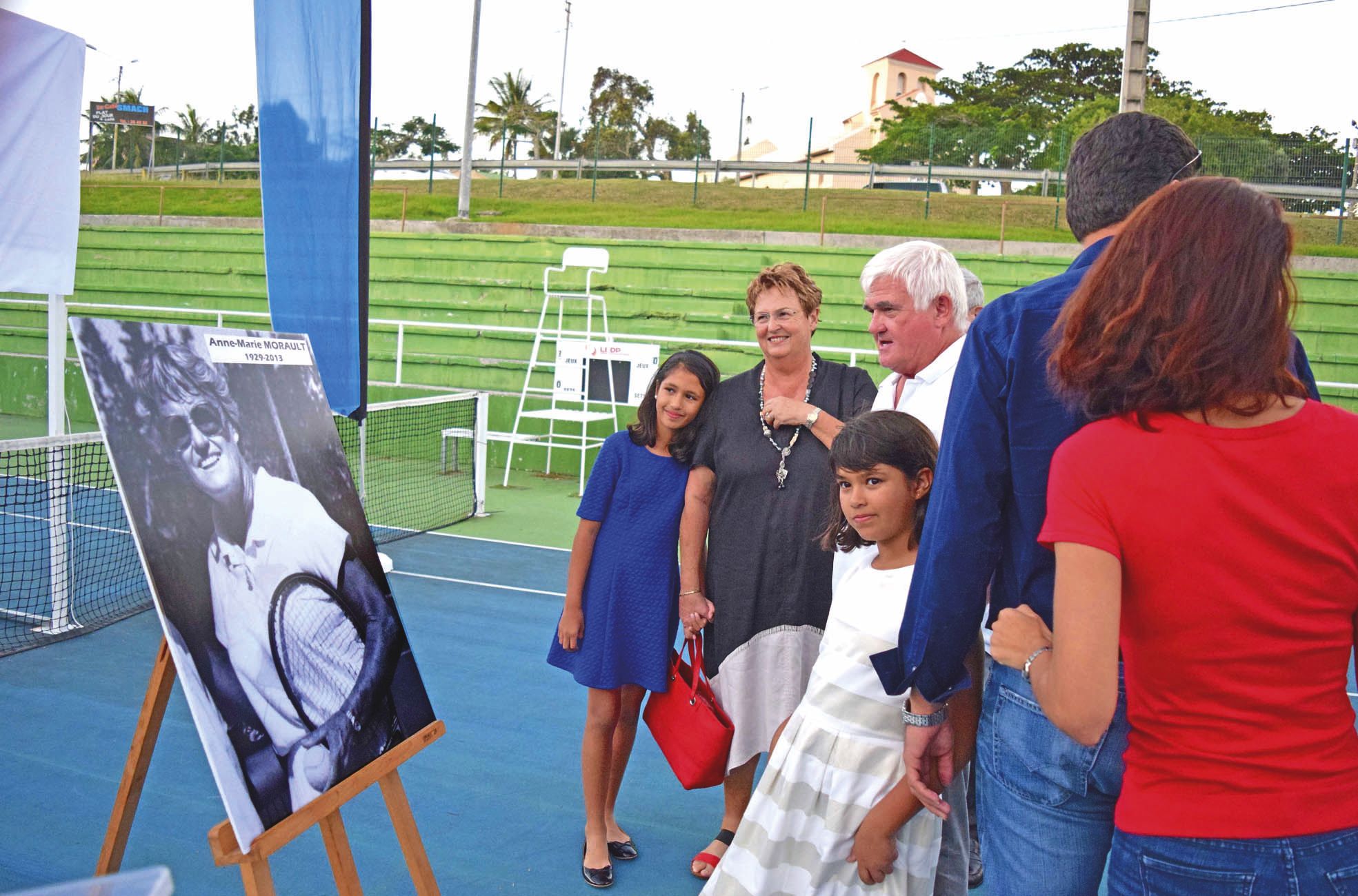 Complexe tennistique du Receiving, le mardi 21 juin. Les proches d'Anne-Marie Morault ont participé à cette cérémonie avec émotion, notamment à la découverte du grand portrait qui sera accroché au club.