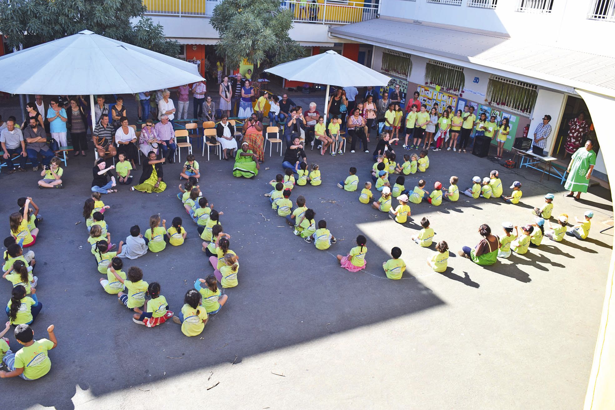 Ecole Saint-Jean-Baptiste, le jeudi 23 juin. Après les discours, les enfants se sont assis de manière à écrire « 50 ans » sur le sol de la cour. Ils ont également proposé des danses et des chants à leurs nombreux invités.