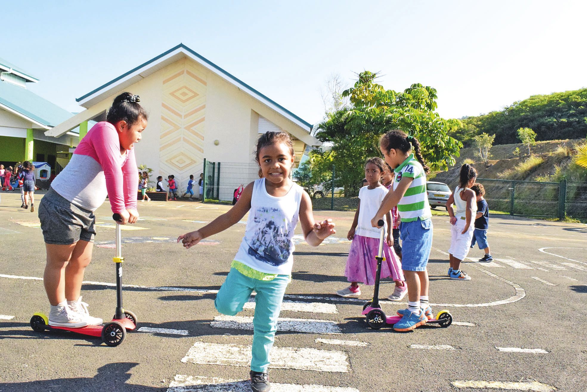 Les enfants sont ravis : à présent, il y a des trottinettes pendant la récréation.