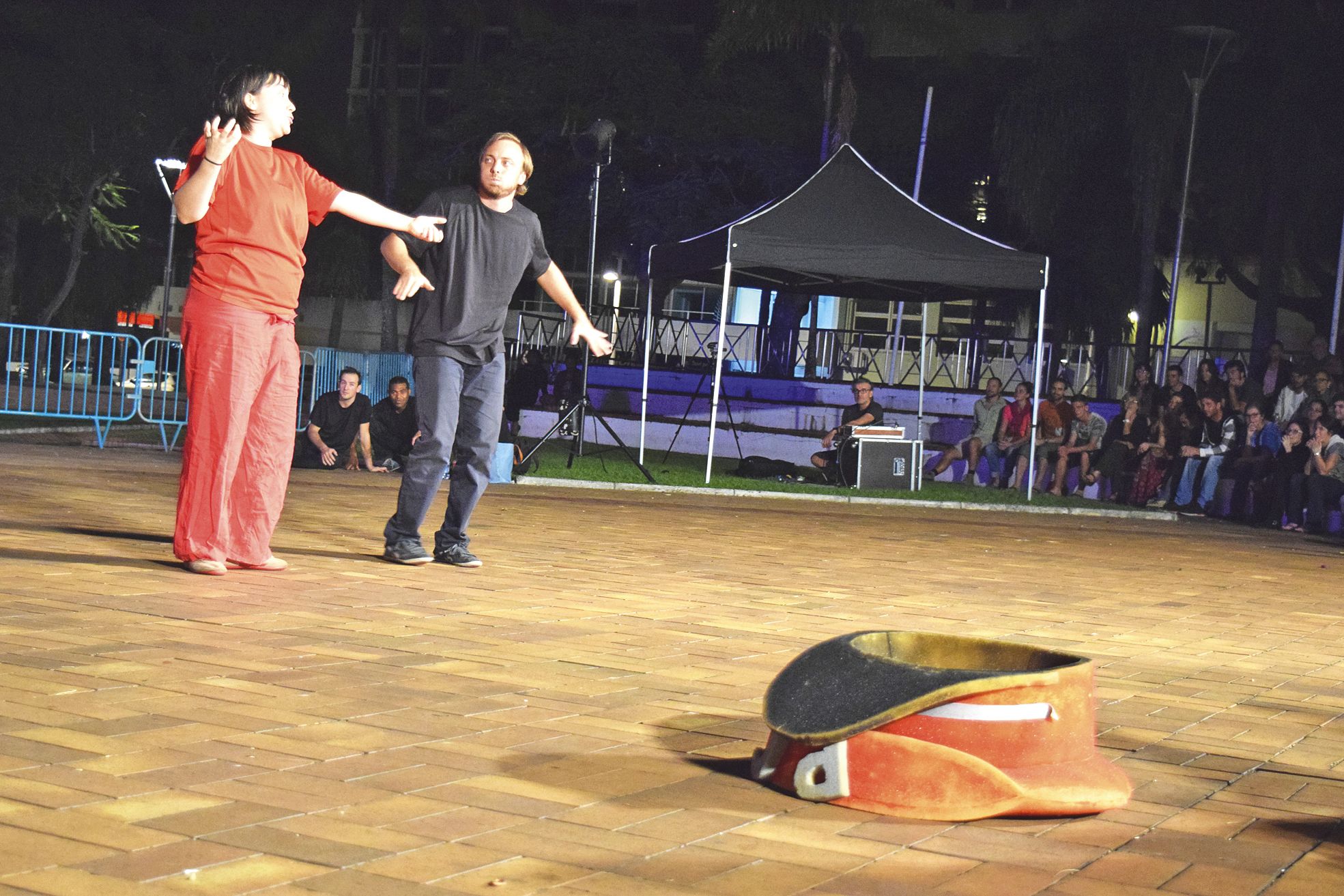 Place des Cocotiers, vendredi 24 juin. Les comédiens de Pacifique et Compagnie sont connus des Nouméens qui suivent leurs matchs d'impro au Kiosque à musique. Des spectacles tantôt subventionnés, tantôt financés par la générosité du public.