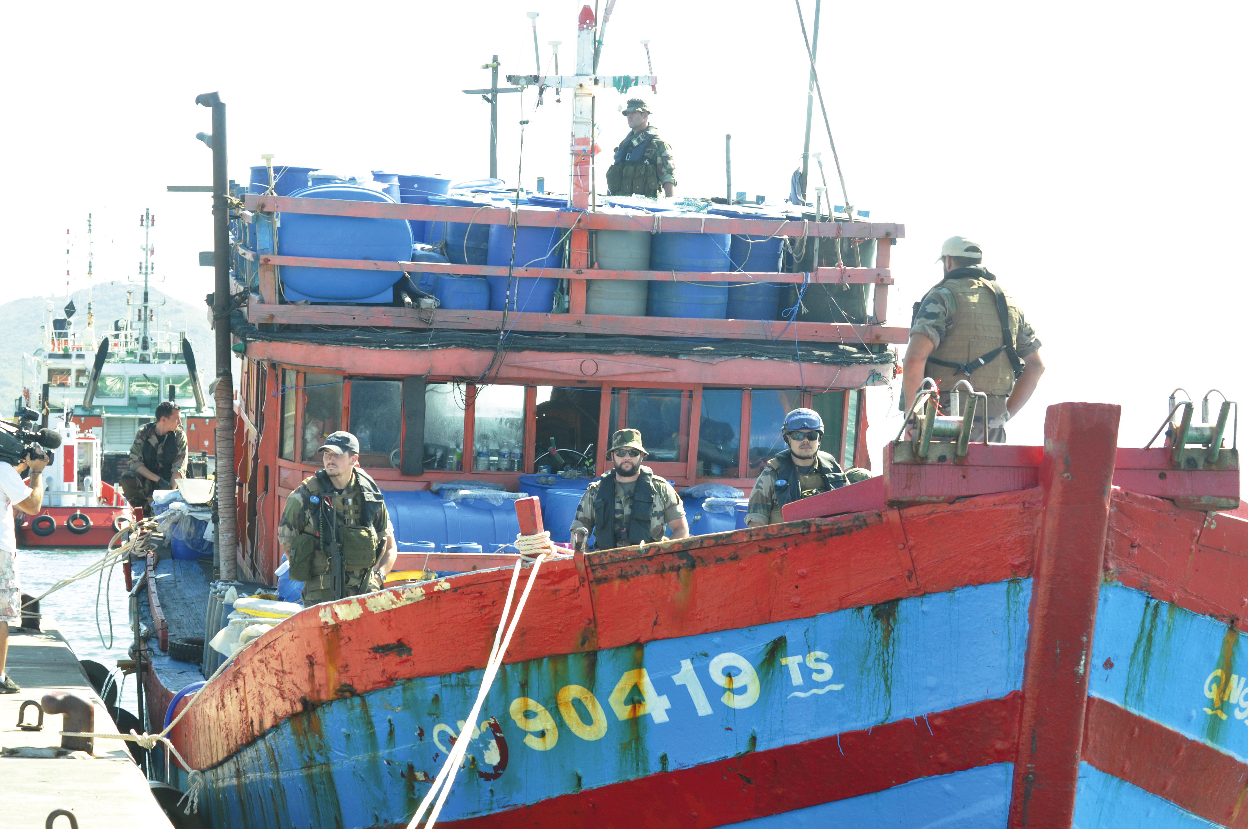 Sur le pont et dans les cales du bateau en très mauvais état, on trouve des bidons d'eau, d'essence, d'holothuries et des oreillers à même le pont. Mais aussi du matériel de plongée qui laisse penser que la pêche s'effectue « au narguilé » : avec des plom