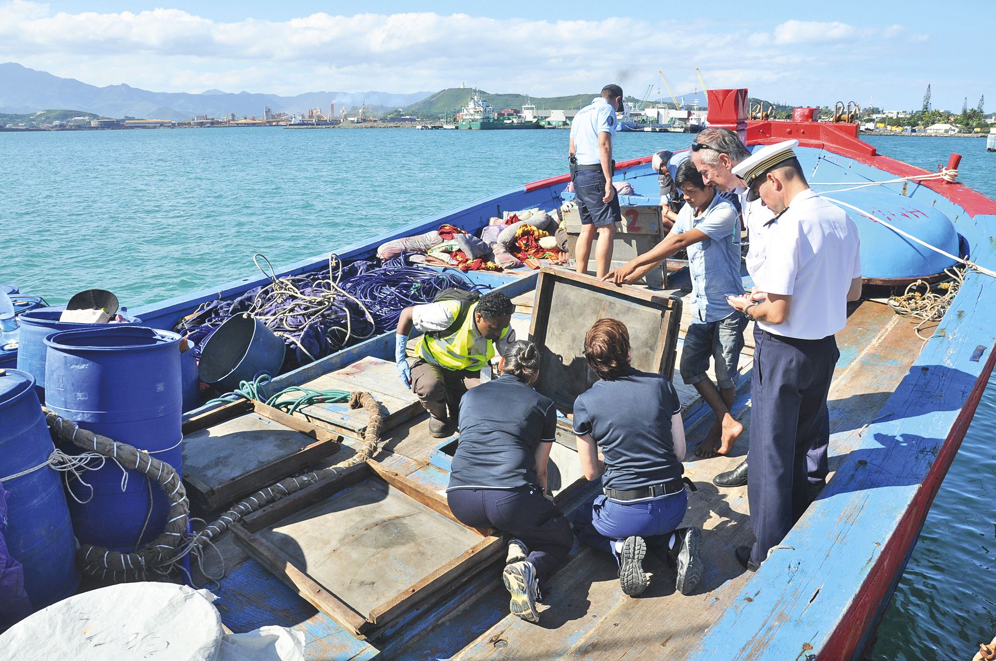 En plus des fouilles des militaires et des douanes, la Dass et le Sivap ont inspecté le bateau. Une fumigation a été jugée nécessaire.