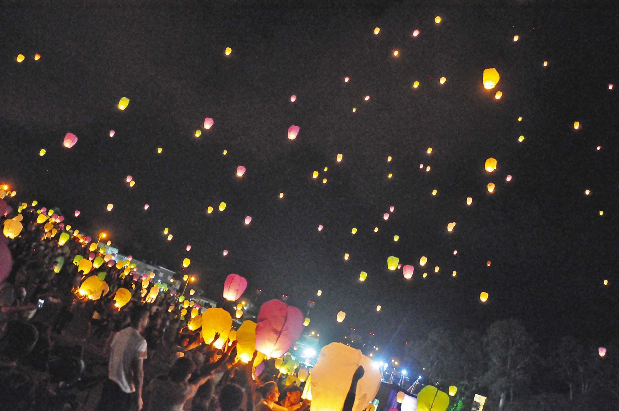 Espace vert de Magenta, samedi 25 juin. L'an passé, environ 1 500 personnes avaient participé au lâcher de lanternes célestes. Cette année, pour la troisième édition, entre 5 000 et 6 000 spectateurs étaient présents selon la mairie.