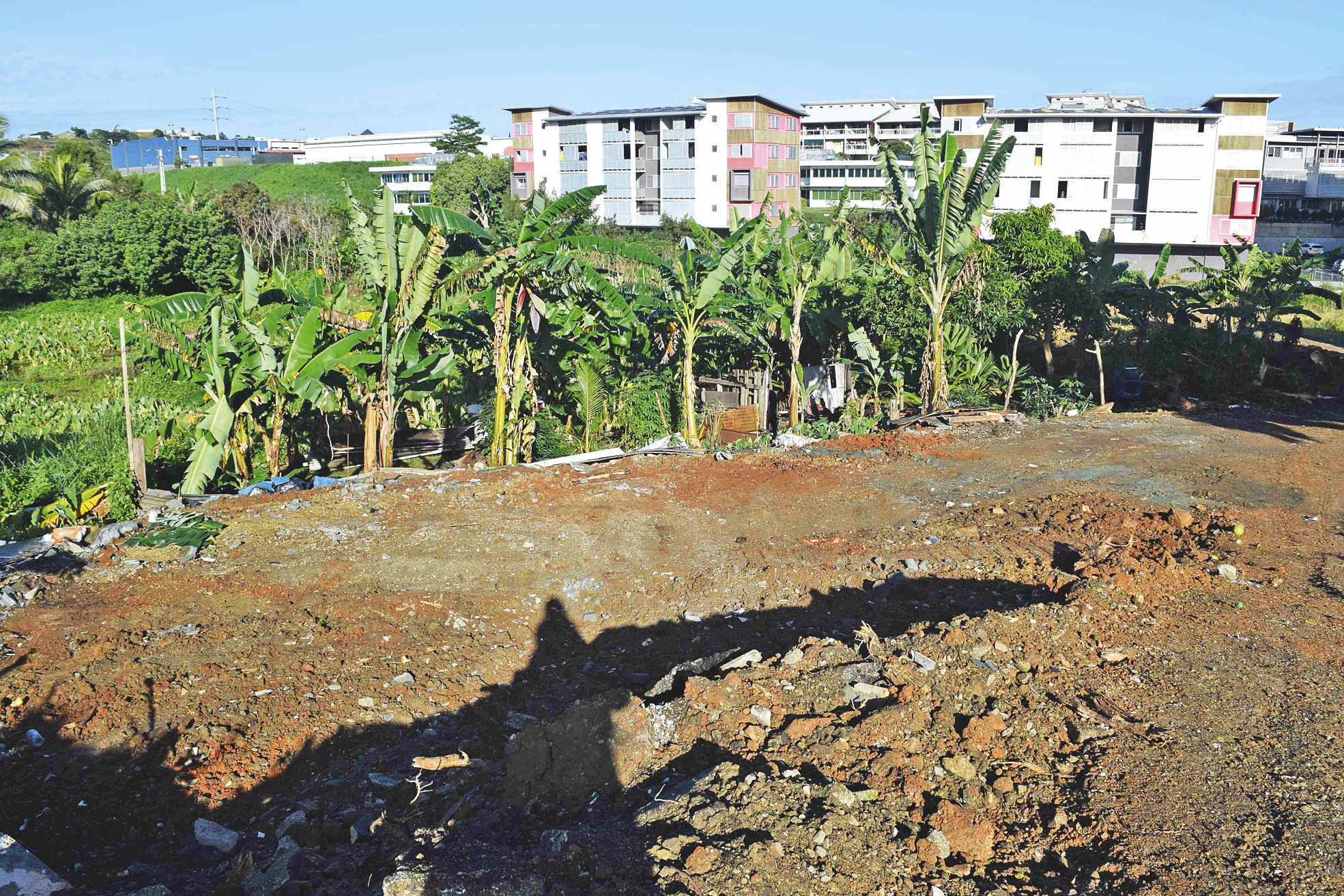 Squat Kavatawa, le lundi 27 juin. Les deux logements précaires étaient situés à l'entrée du squat, à côté de la zone commerciale de Kenu-in. Les terrassements serviront à raccorder le projet Entre-2-Mers situé de l'autre côté du squat.