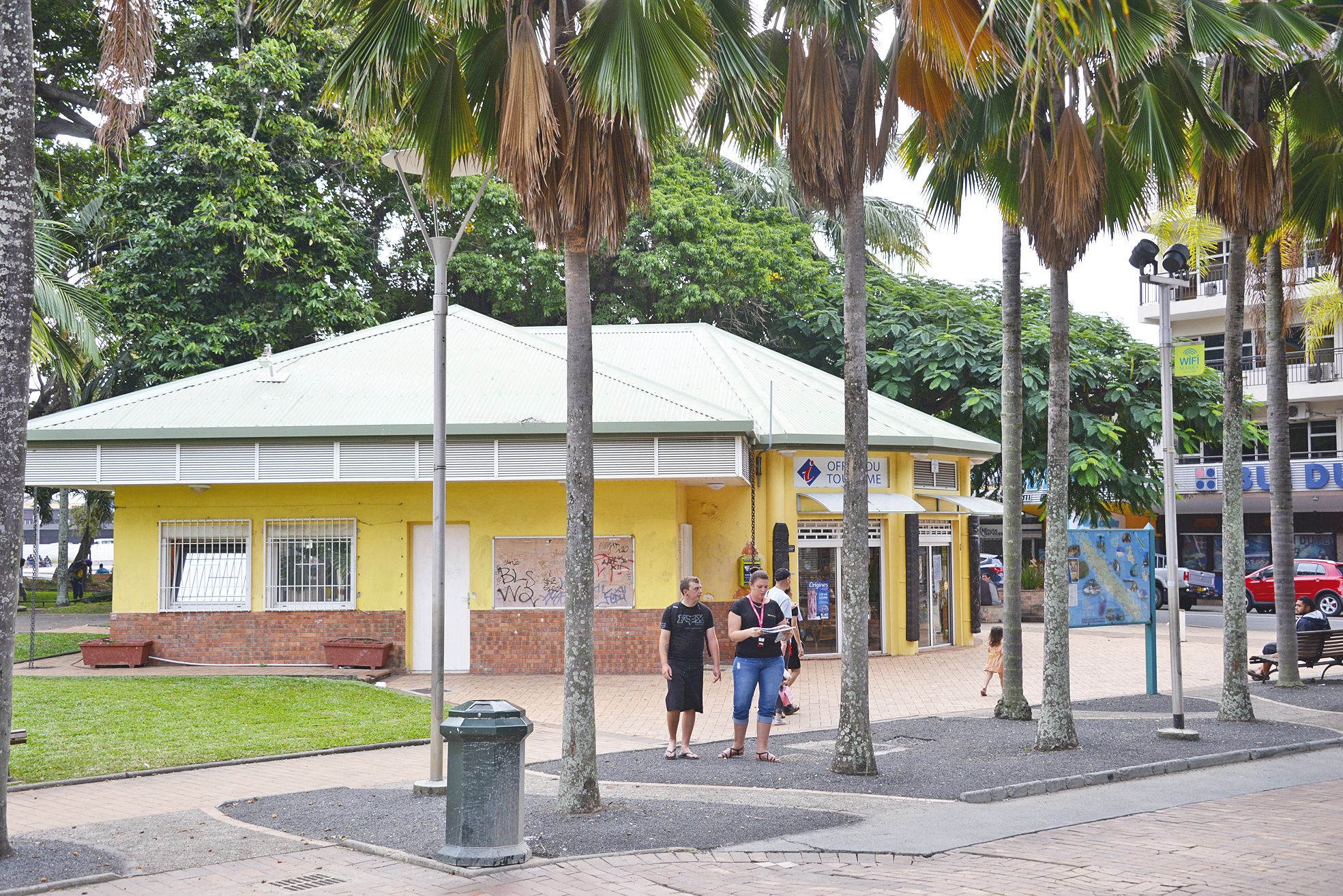 Place des Cocotiers, le mardi 28 mai. L'exécutif veut récupérer le bâtiment où se trouve l'actuel office de tourisme pour  en faire deux espaces distincts. Un petit commissariat au cœur de la place et des toilettes publics en dur. 