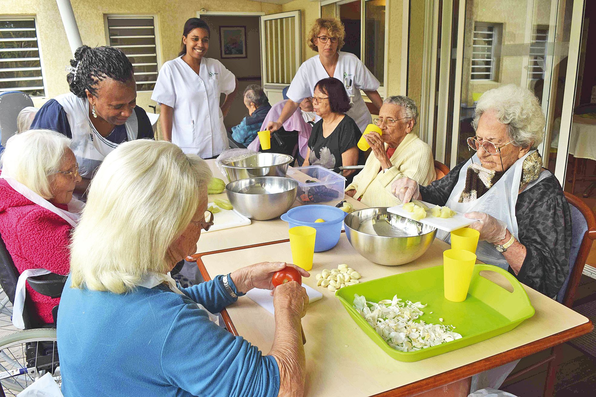 Auteuil, le jeudi 30 juin. Renée (à gauche) et Yvonne (à droite) ont pris part à l'atelier de cuisine mis en place à la maison de retraite Gabriella. Si la première enchaîne les tâches, la deuxième prend son temps.