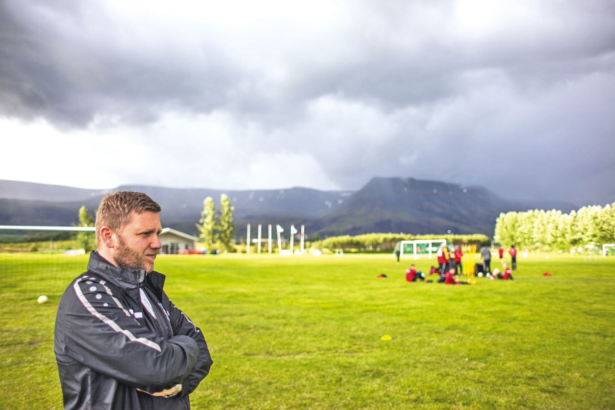 Mosfellsbaer, mercredi 29 juin. Bjarki Mar Sverrisson, entraîneur à l'Afturelding Mosfellsbaer, participe à la progression du football islandais.