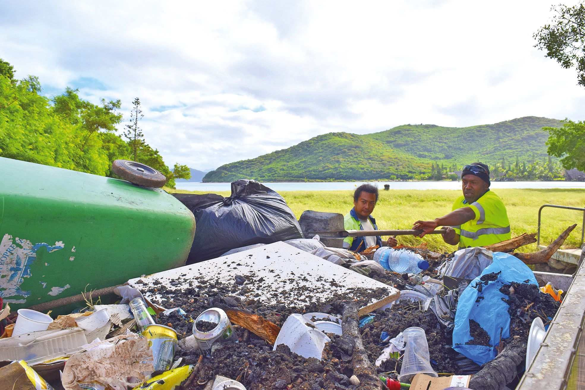 Nouville, lundi 20 juin. Depuis plus de dix ans, Noël et Wagad nettoient les plages de l'Antenne et du Kuendu Beach.  Le lundi, même lorsqu'elles n'ont pas été trop fréquentées la veille, ils n'ont aucun mal à remplir leur benne de déchets.