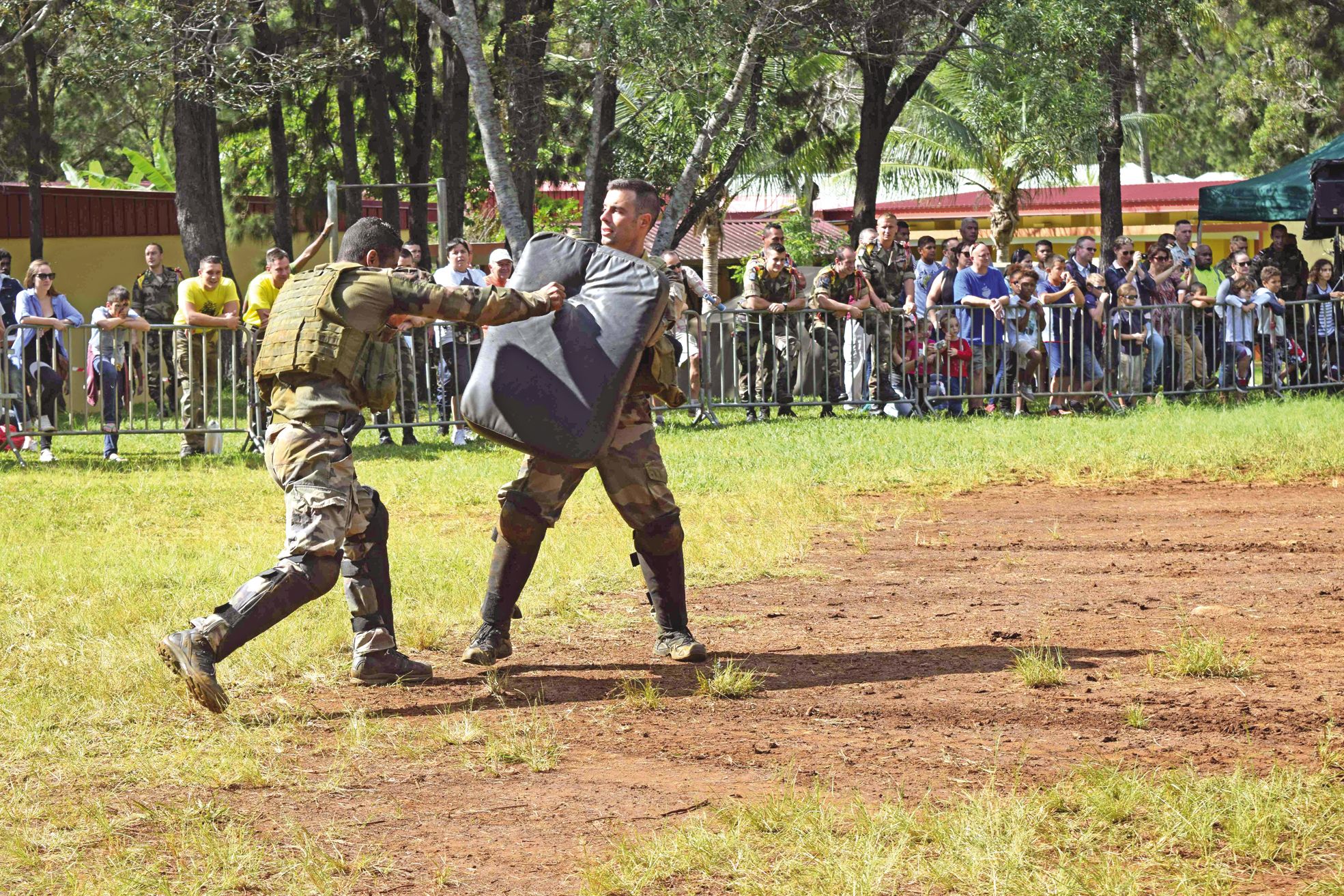 Plum, dimanche 3 juillet. Combat, tir au mortier, chiens dressés : les militaires ont assuré plusieurs démonstrations  devant le public venu nombreux. Le spectacle a eu son effet sur les plus petits.