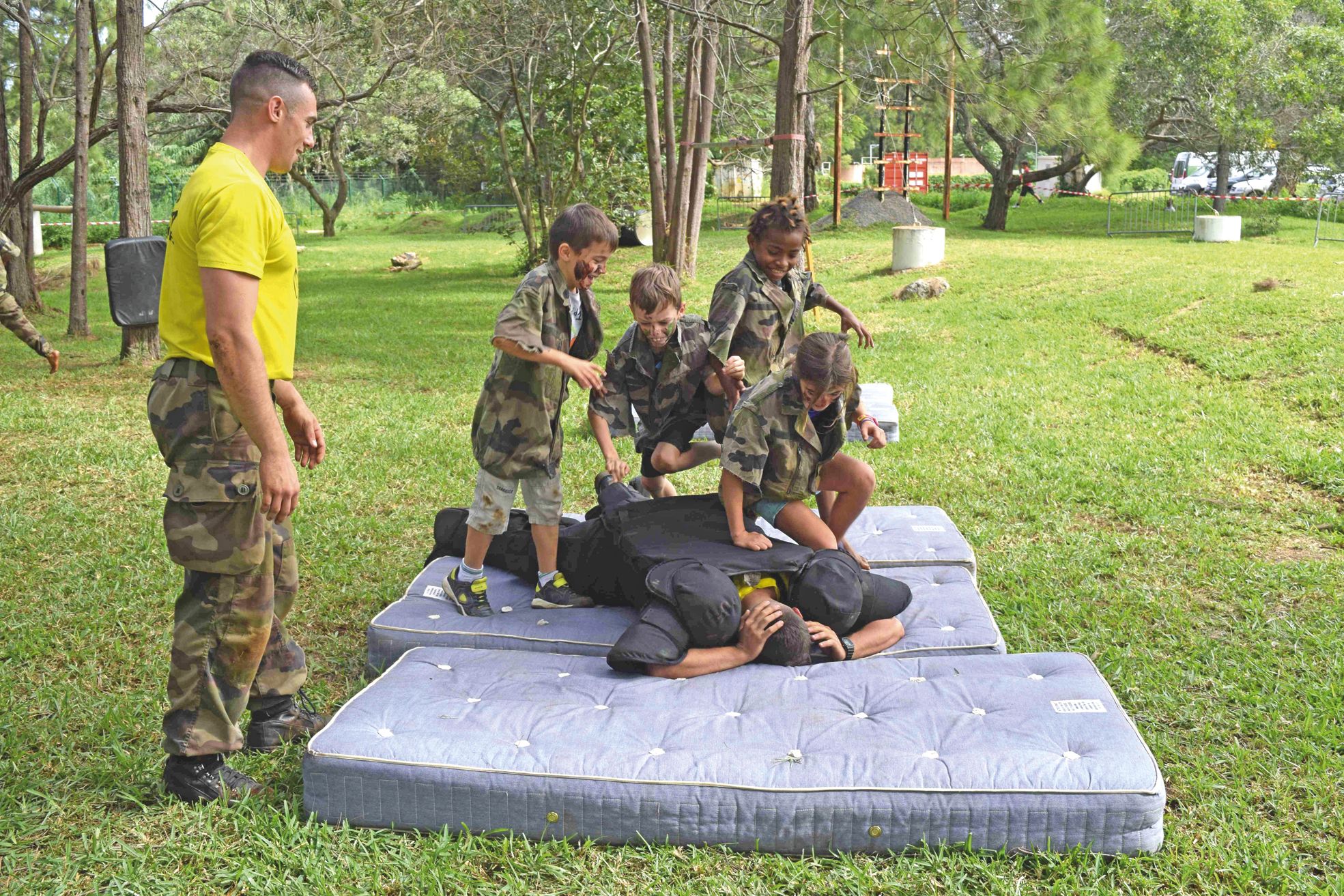 Le parcours du combattant était sûrement l'activité la plus populaire auprès des plus jeunes, qui ont pu ramper, escalader des filets ou encore combattre un militaire.