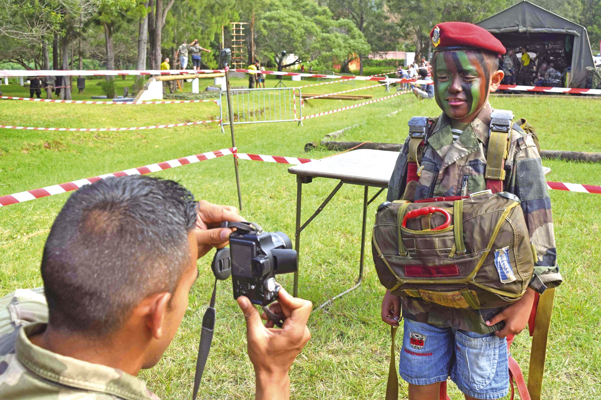 Tout sourire, Florian, 7 ans, prend la pose avec son maquillage de commando et sa tenue. Il vient depuis plusieurs années avec sa mère aux journées portes ouvertes.