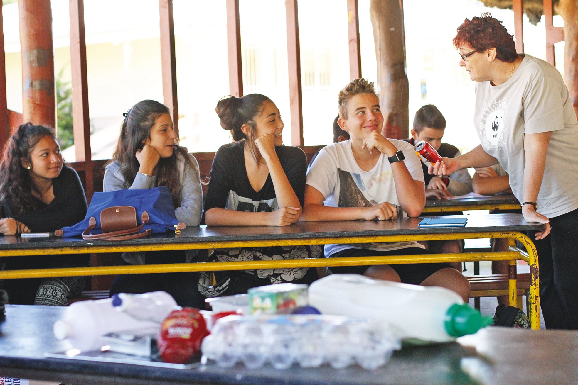 Lycée Anova, lundi 4 juillet. Une bénévole de WWF explique le tri des déchets à des élèves de seconde. « Il y a des endroits pour trier à Païta ? » demande l'un d'entre eux. Seule l'ISD de Gadji permet de trier ses déchets sur la commune.