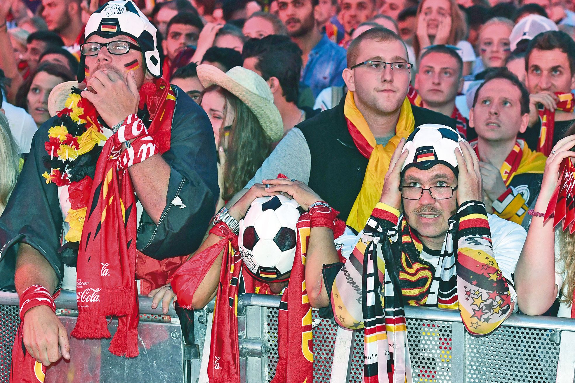 Berlin, vendredi 8 juillet. Porte de Brandebourg, en revanche, les fans allemands qui  suivaient le match sur écran géant n'étaient pas à la fête après l'élimination de leur équipe.