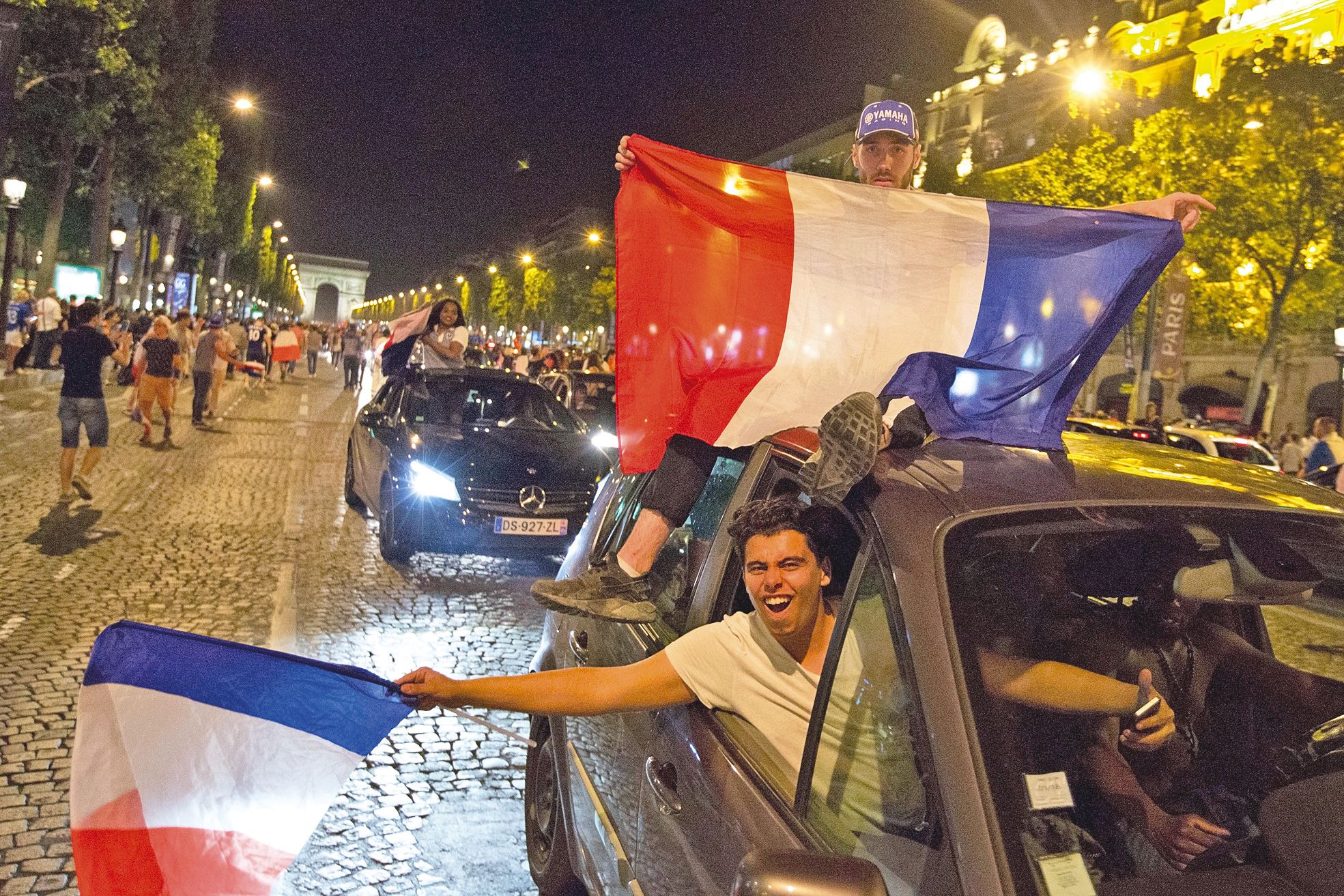 Paris, vendredi 8 juillet. Des milliers de supporteurs tricolores se sont regroupés sur les Champs-Élysées pour célébrer la qualification des Bleus en finale...