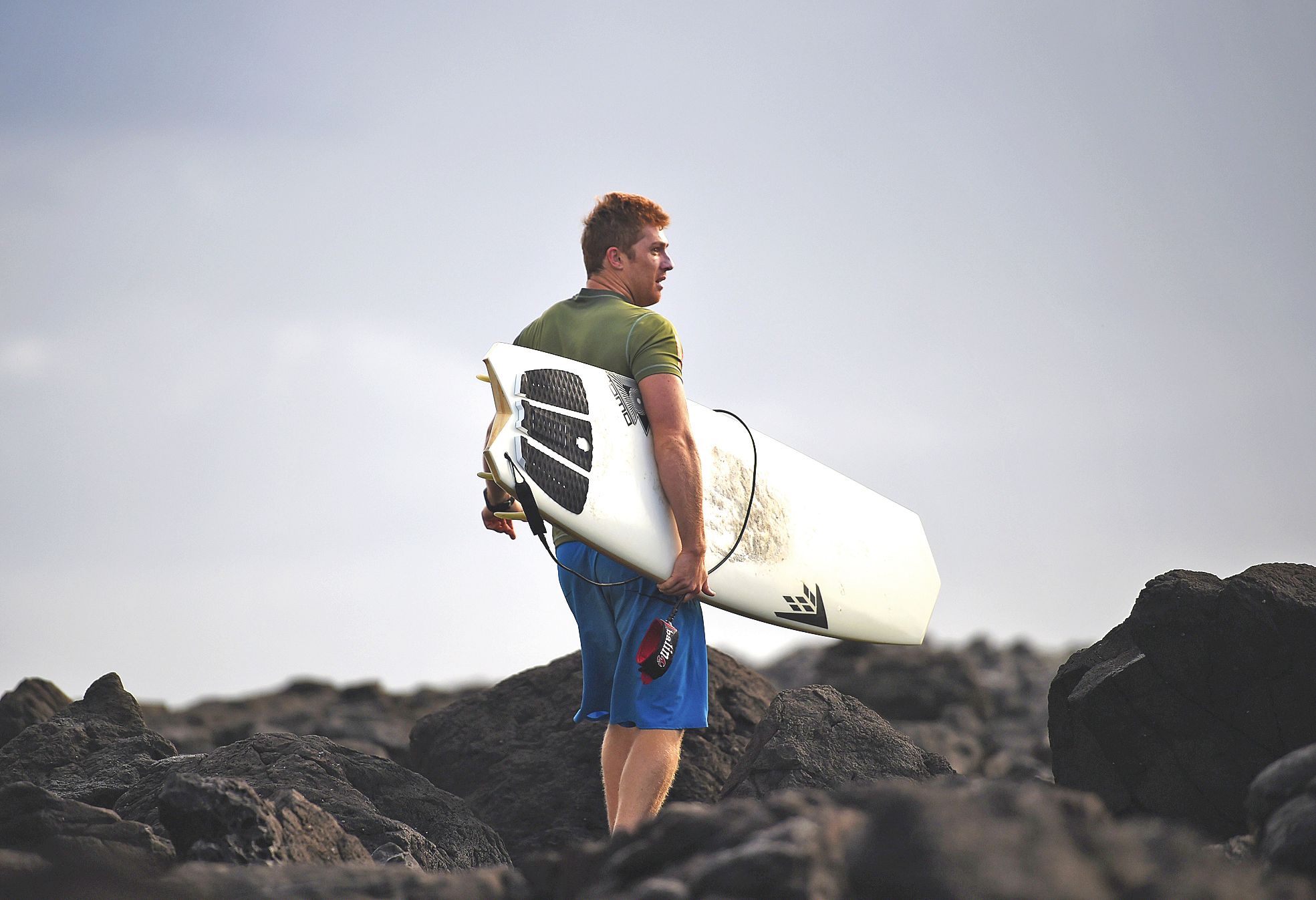 Ballina, le 29 avril. Un surfeur à Boulders Beach. Un peu plus loin, sur Lighthouse Beach, où un bodyboardeur s'est vidé de son sang il y a un an après avoir été mordu par un grand blanc, l'annonce d'une réunion d'observateurs de requins.