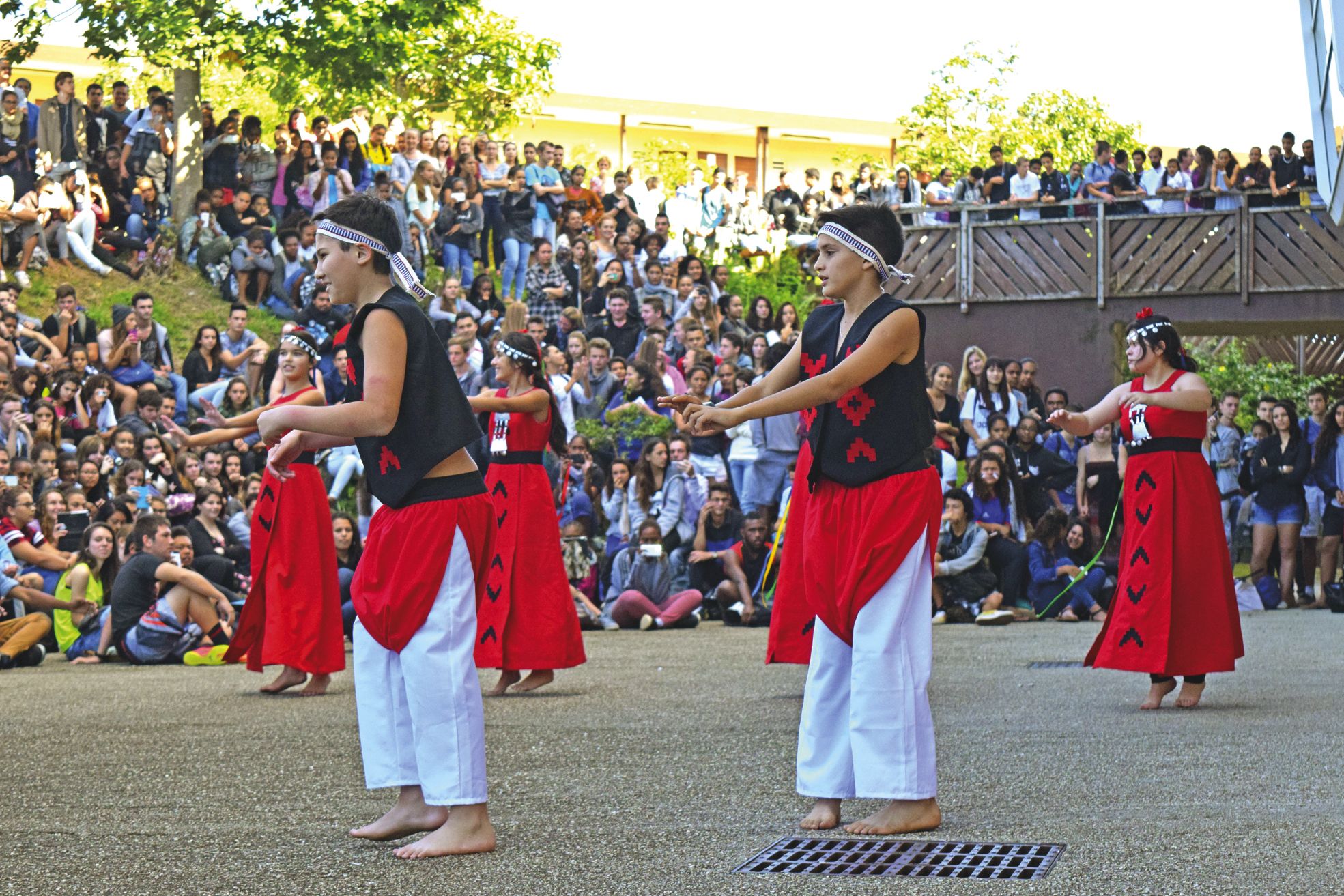 Lundi 11 juillet, la délégation chilienne a présenté des danses traditionnelles devant un public de lycéens déchaînés,  à l'issue de la finale de l'Euro 2016. Des élèves du lycée ont ensuite eux aussi effectué quelques danses traditionnelles.