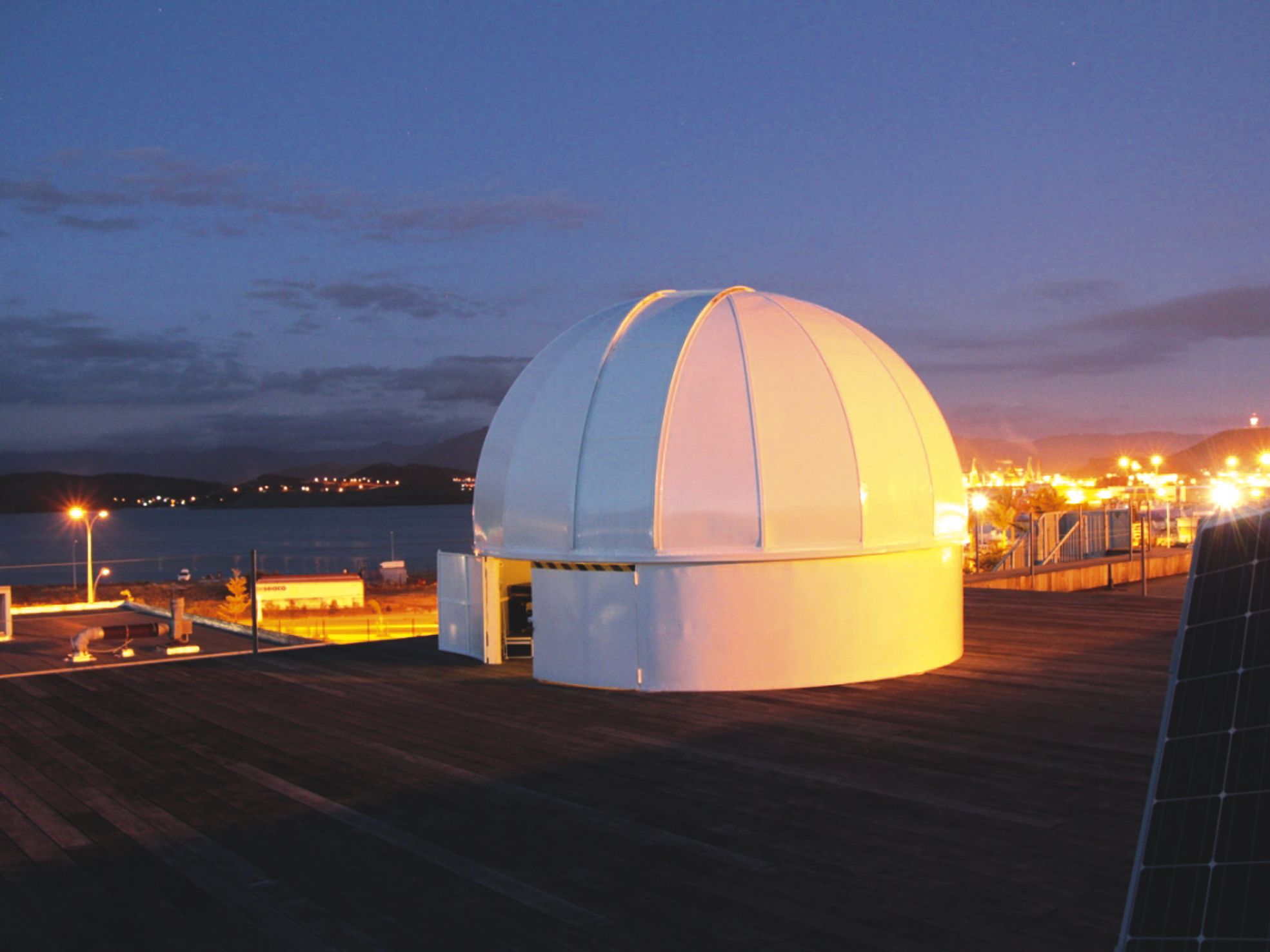 L'observatoire du lycée Jules-Garnier, unique en Calédonie, est spécialisé dans l'observation des planètes. Le nombre de places sous la coupole est limité à une douzaine de personnes.