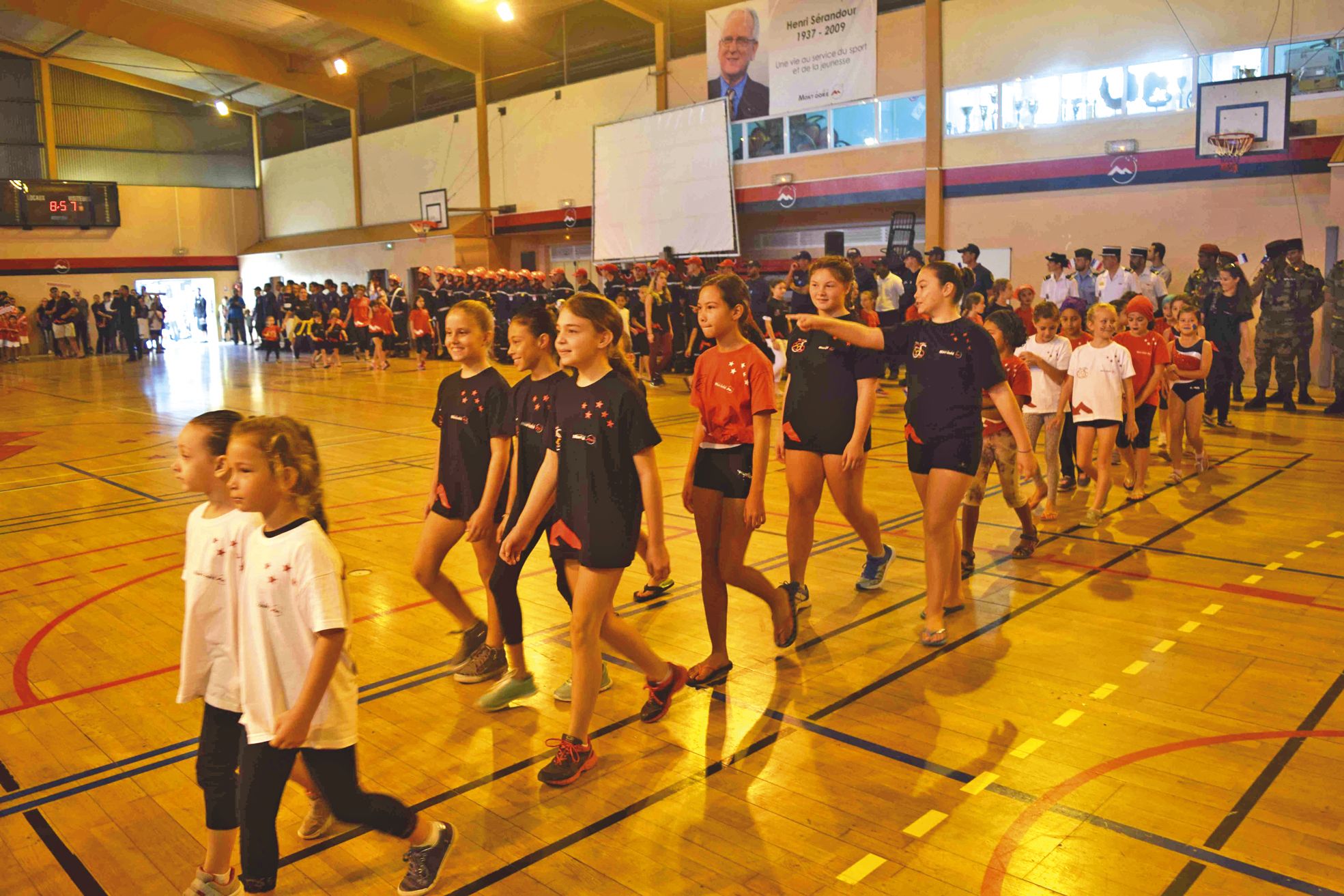 Boulari, jeudi 14 juillet. Tour à tour, les associations sportives de la commune sont entrées dans la salle Henri-Sérandour pour défiler, hier matin, devant le public et les différentes instances.