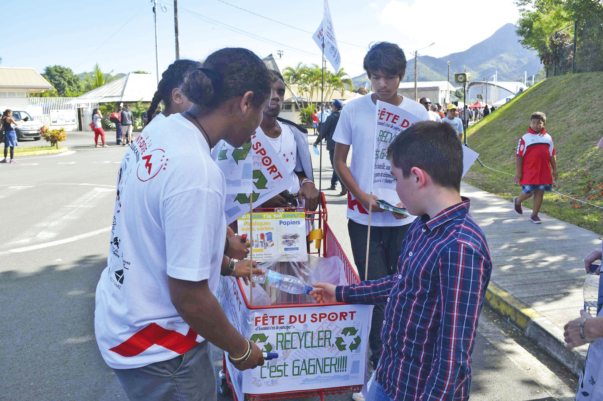 Outre l'Ecocup, les jeunes de l'opération « Tous prêts » ont passé la journée à récupérer  les déchets des visiteurs et leur numéro de téléphone. A la clé : des bons d'achat à gagner.