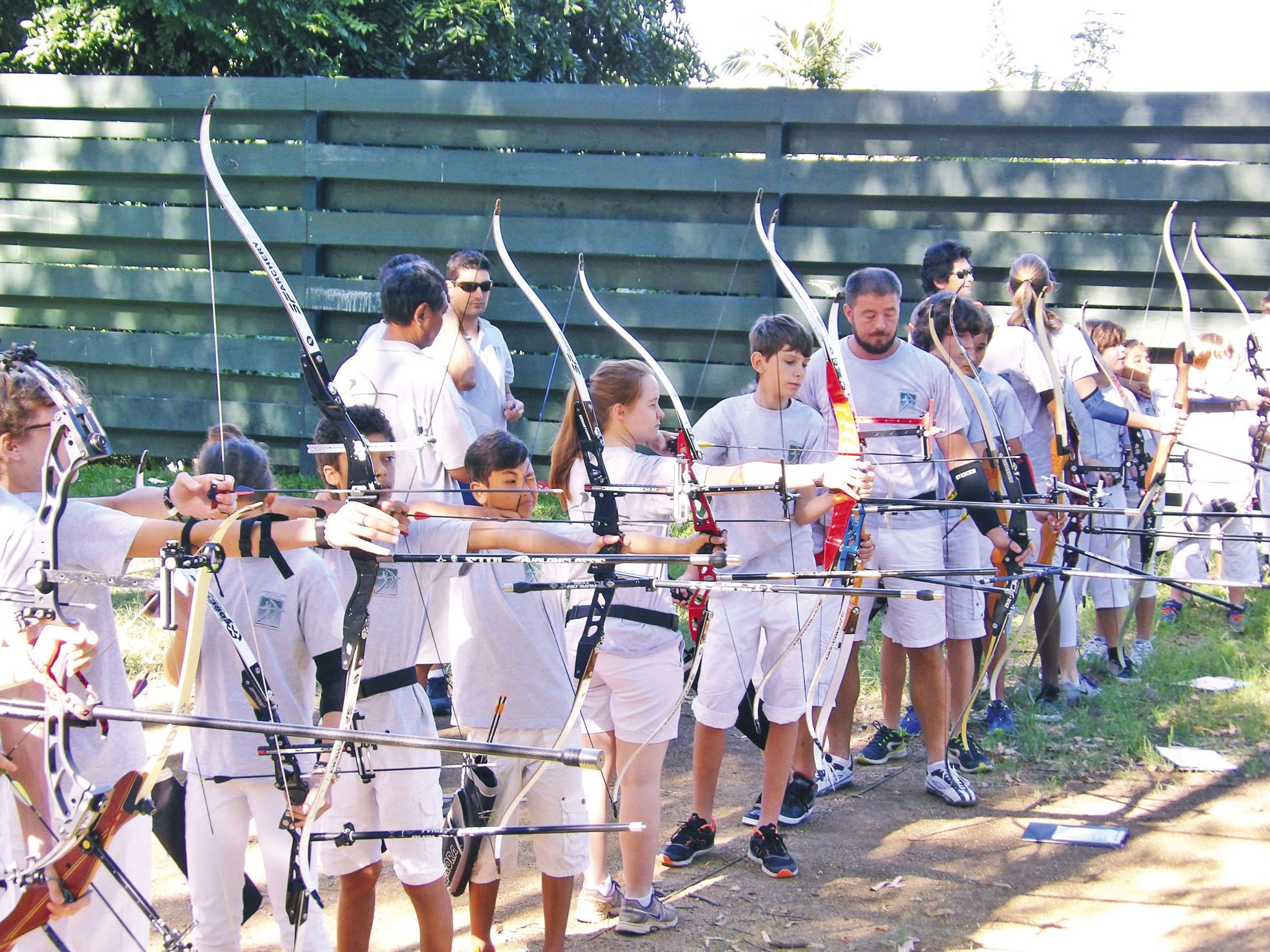 Terrain de tir à l'arc du Ouen Toro, samedi 9 juillet. Les archers se concentrent pour bien viser malgré le stress, afin de réussir leur passage de grade, les « plumes » pour les plus jeunes et les « flèches » pour les plus de 10 ans.