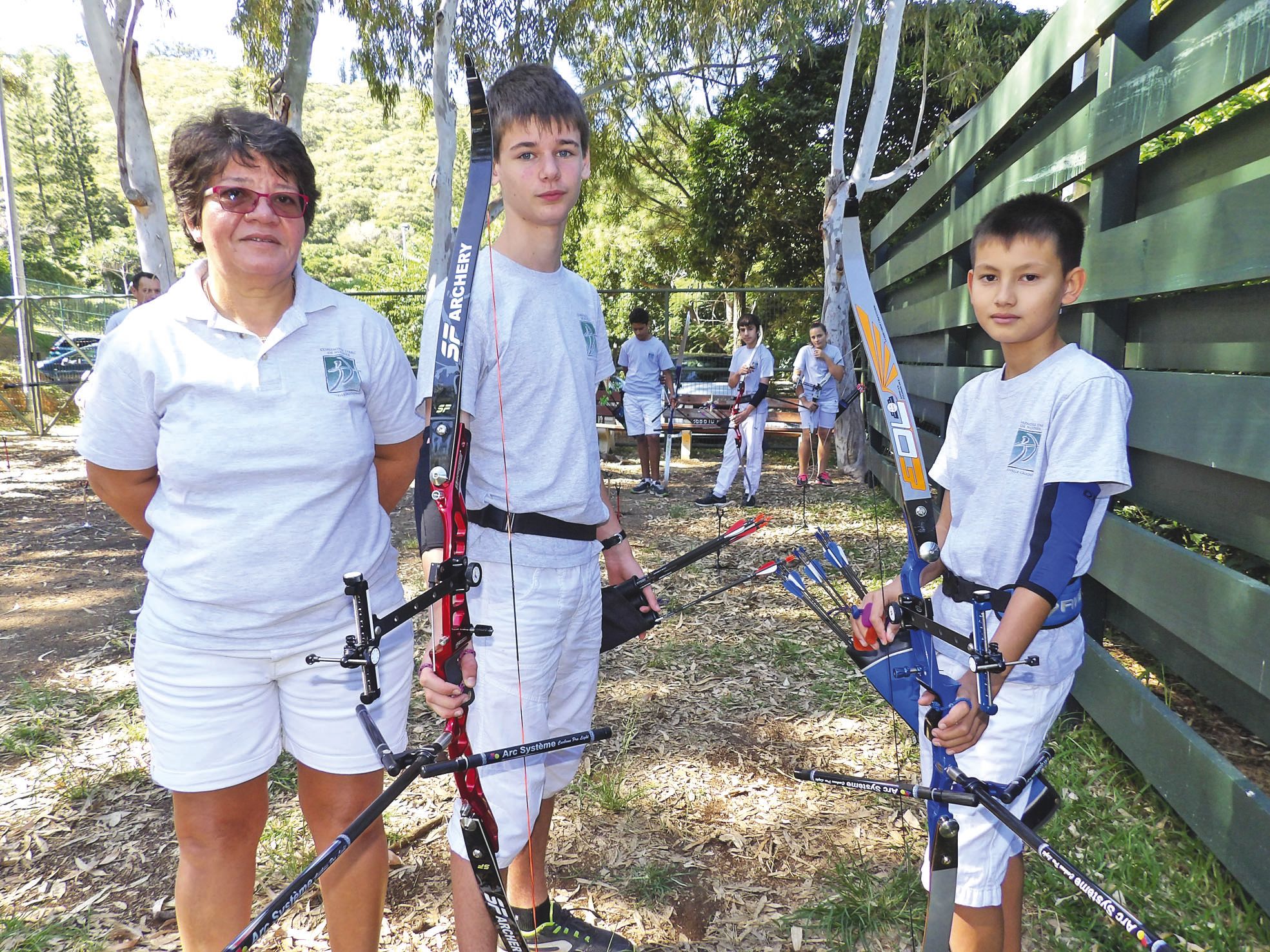 La présidente Marie-Ange Soero présente Alexandre  (à gauche) et Léo, qui participent aux championnats  de France jeunes, fin juillet, à Vichy.