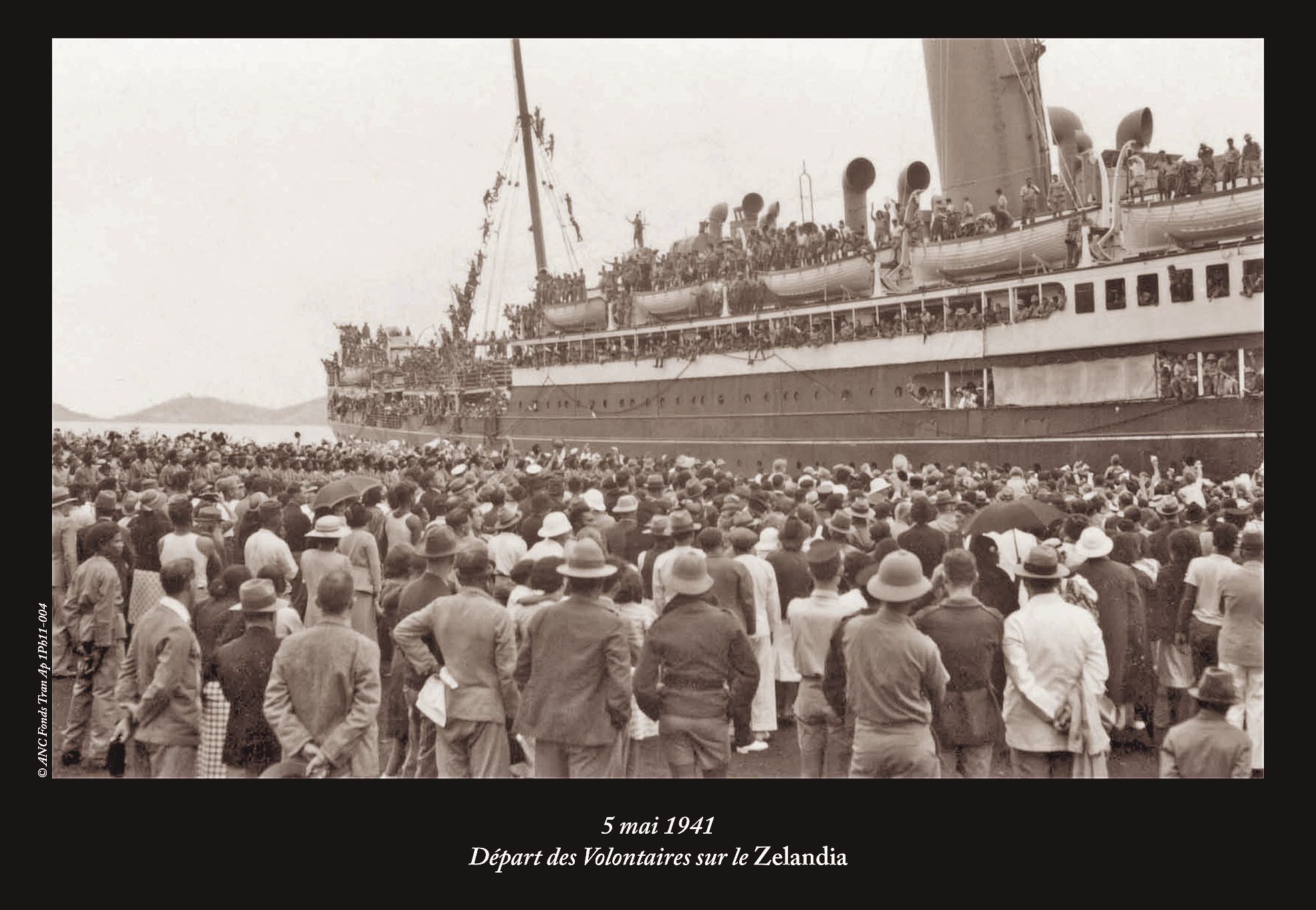 Nouméa, le 5 mai 1941. Départ des volontaires sur le Zelandia. L'exposition présentera 58 documents fournis par le  collectionneur de cartes postales anciennes Max Shekelton, l'ADCK, les Archives, Cœcilia Brun-Dequen et d'autres privés.