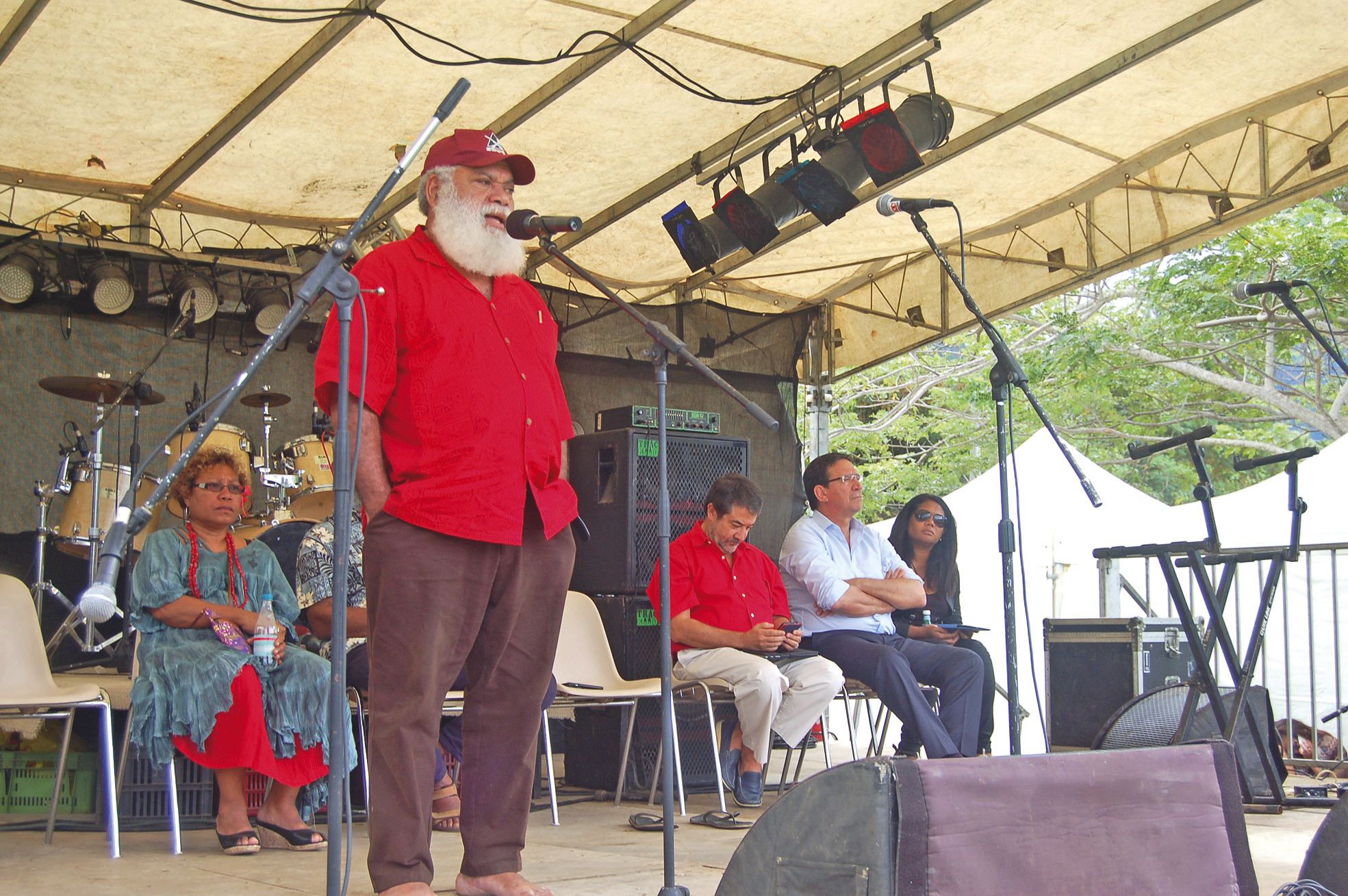 Paul Néaoutyine a aussi beaucoup insisté sur le fait que « constitutionnellement, la citoyenneté calédonienne a été créée avec l'accord de Nouméa. Nous sommes le seul pays d'outre-mer constitutionnalisé ».