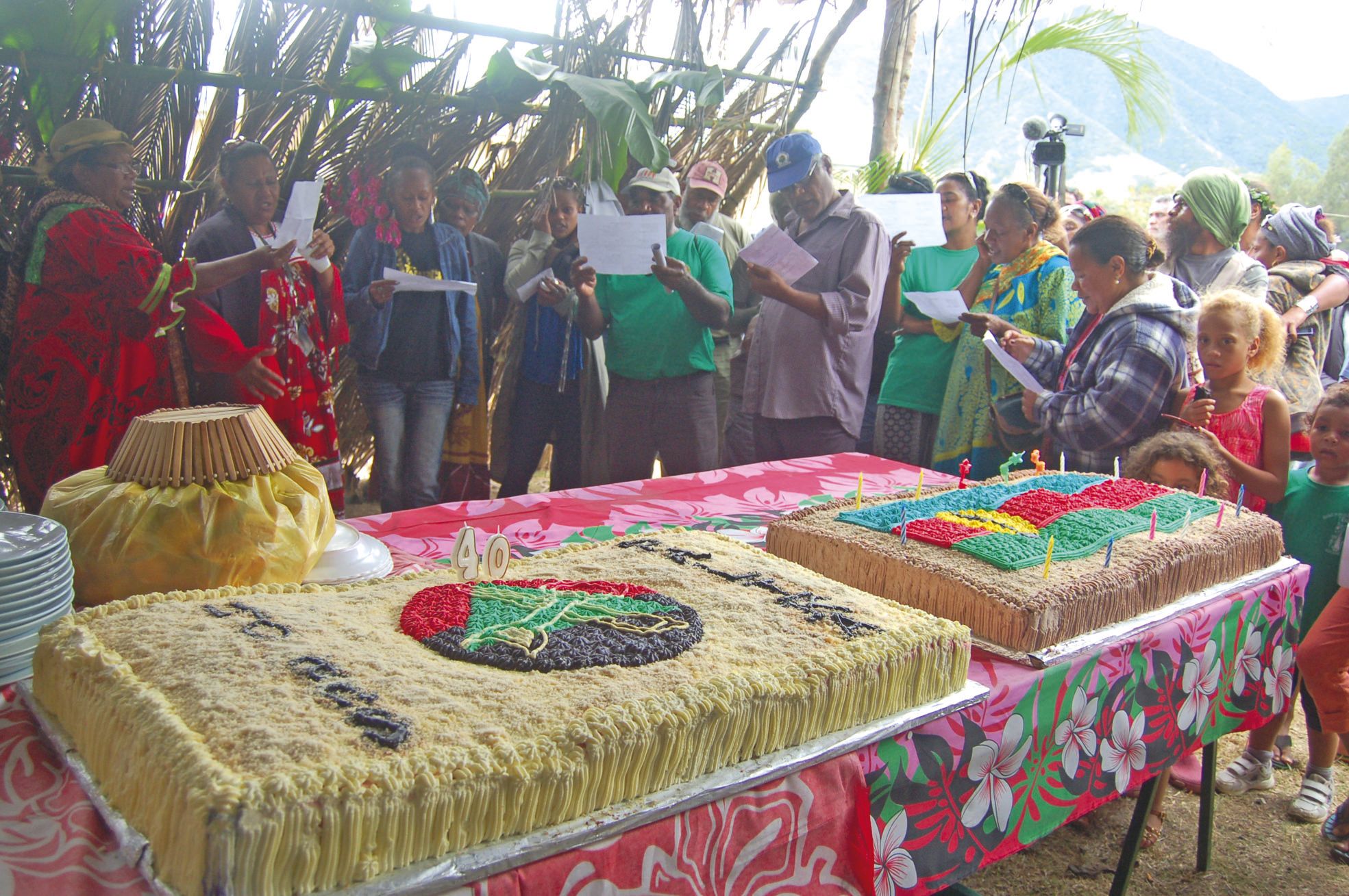 Pas d'anniversaire sans gâteau ! Ces deux imposantes pâtisseries ont été amenées  sur la table, accompagnées par les chants des militants de Houaïlou.