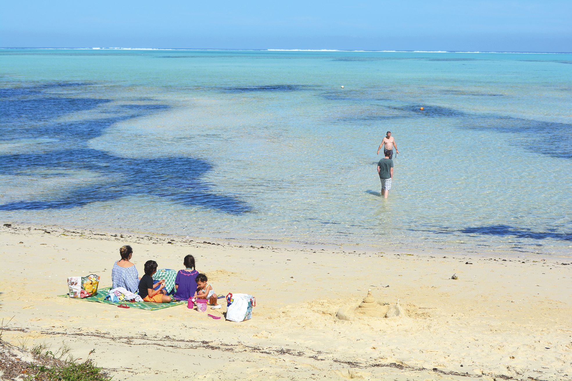 Poé, dimanche 17 juillet. Malgré la surveillance d'une partie de la plage, les gens de retour en nombre sur Poé sont  encore un peu frileux et n'osent pas trop s'aventurer dans l'eau. Seuls quelques téméraires ont osé le faire.