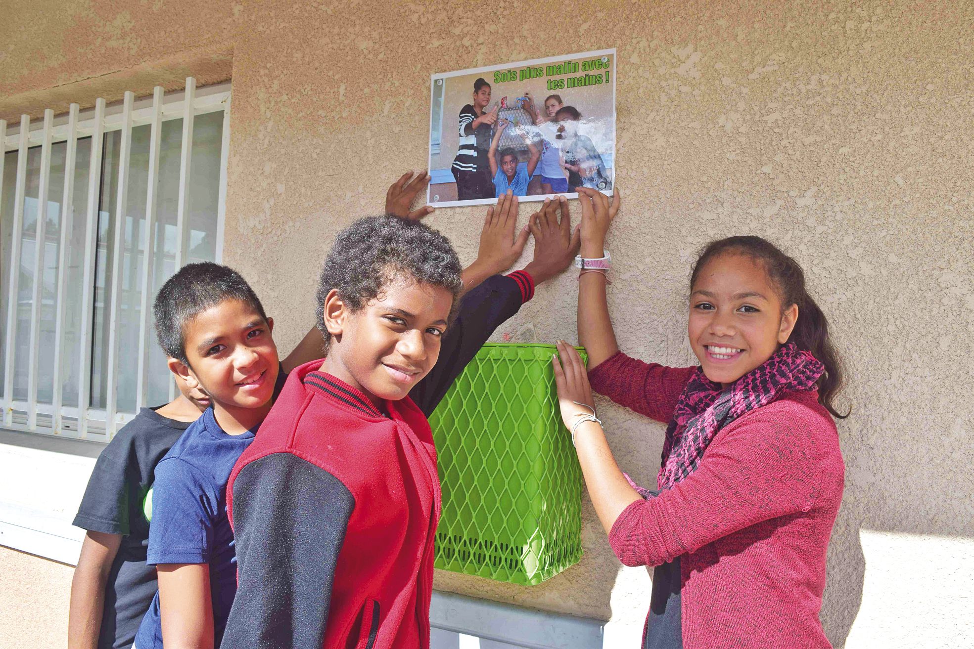 Collège de Koutio, lundi 18 juillet. Comme une quarantaine d'élèves de sixième, Seï-Mana (à droite) a participé  à l'exposition photo pour sensibiliser les collégiens à la problématique des déchets dans l'établissement.