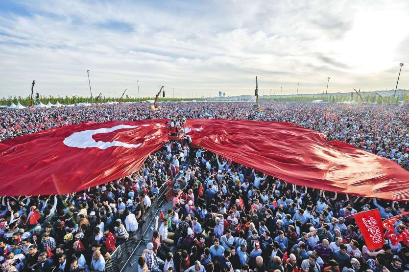 Istanbul, dimanche 29 mai. Des centaines de milliers de personnes se sont rassemblées dans le quartier de Yenikapi,  au sud de la Corne d’Or, et ont entonné l’hymne national turc en agitant d’immenses drapeaux.