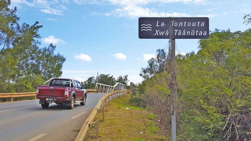 La Tontouta, samedi 15 octobre. Le seul cours d’eau de la commune traduit en langue kanak  se situe du côté de Boulouparis, qui a été la ville pilote du dispositif bilingue en province Sud.