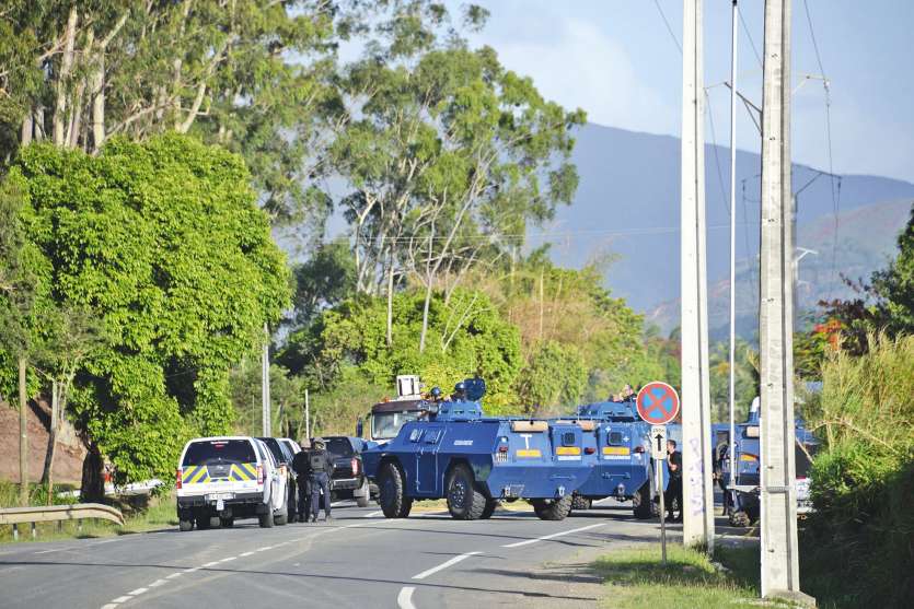 Une importante opération de la gendarmerie a été nécessaire afin de faire revenir le calme aux abords de Saint-Louis. Les hommes au sol ont été aidés par deux hélicoptères qui ont survolé la zone. Les forces de l’ordre étaient à la recherche de plusieurs 