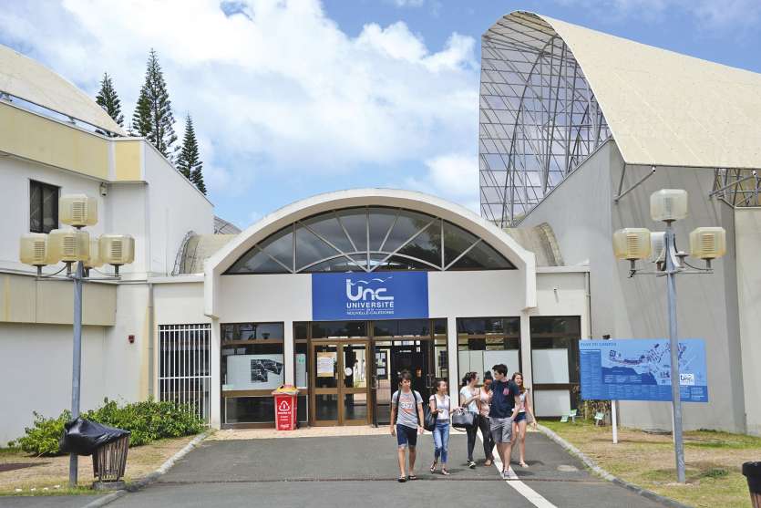 Le jeune étudiant avait caché un smartphone dans les toilettes mixtes de l’Université. Mais son petit manège a été découvert par hasard. Il a depuis été exclu de l’établissement.