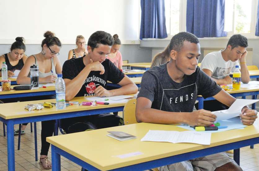 Environ 4 000 lycéens passent le bac chaque année en Nouvelle-Calédonie. Un dixième d’entre eux partent ensuite directement poursuivre leurs études en Métropole les autres restent sur le Caillou, à l’université, en BTS ou en « prépa ».